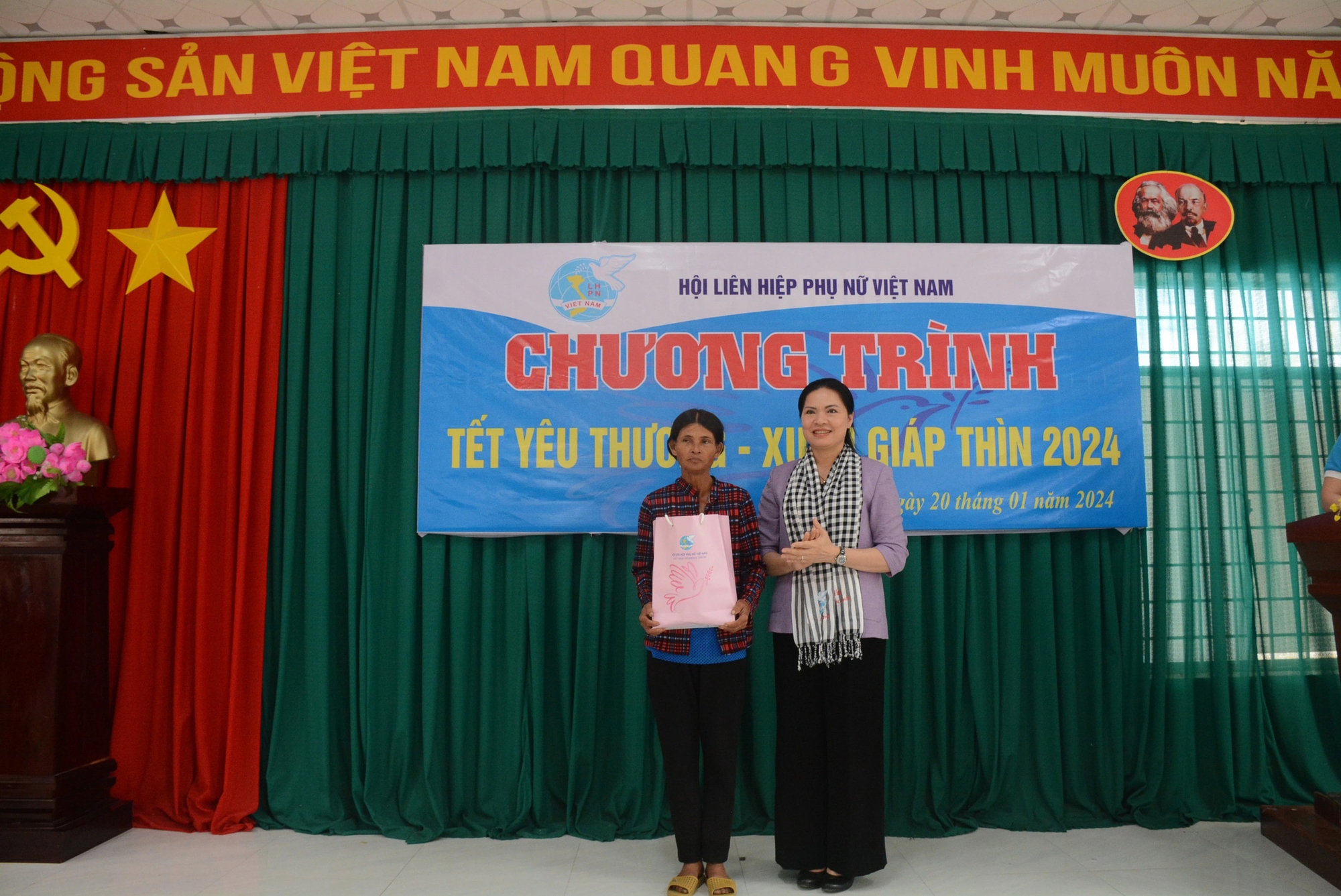 Chủ tịch Hội LHPN Việt Nam Hà Thị Nga trao quà Tết cho phụ nữ, trẻ em Kiên Giang- Ảnh 4.