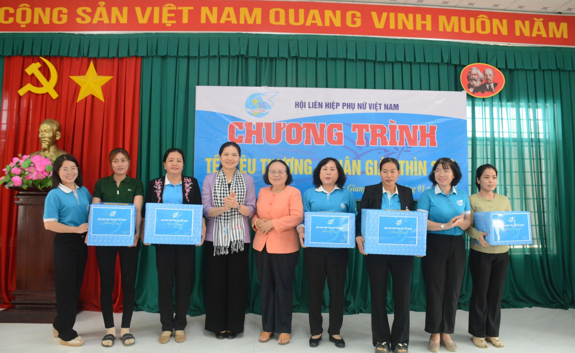 Chủ tịch Hội LHPN Việt Nam Hà Thị Nga trao quà Tết cho phụ nữ, trẻ em Kiên Giang- Ảnh 6.