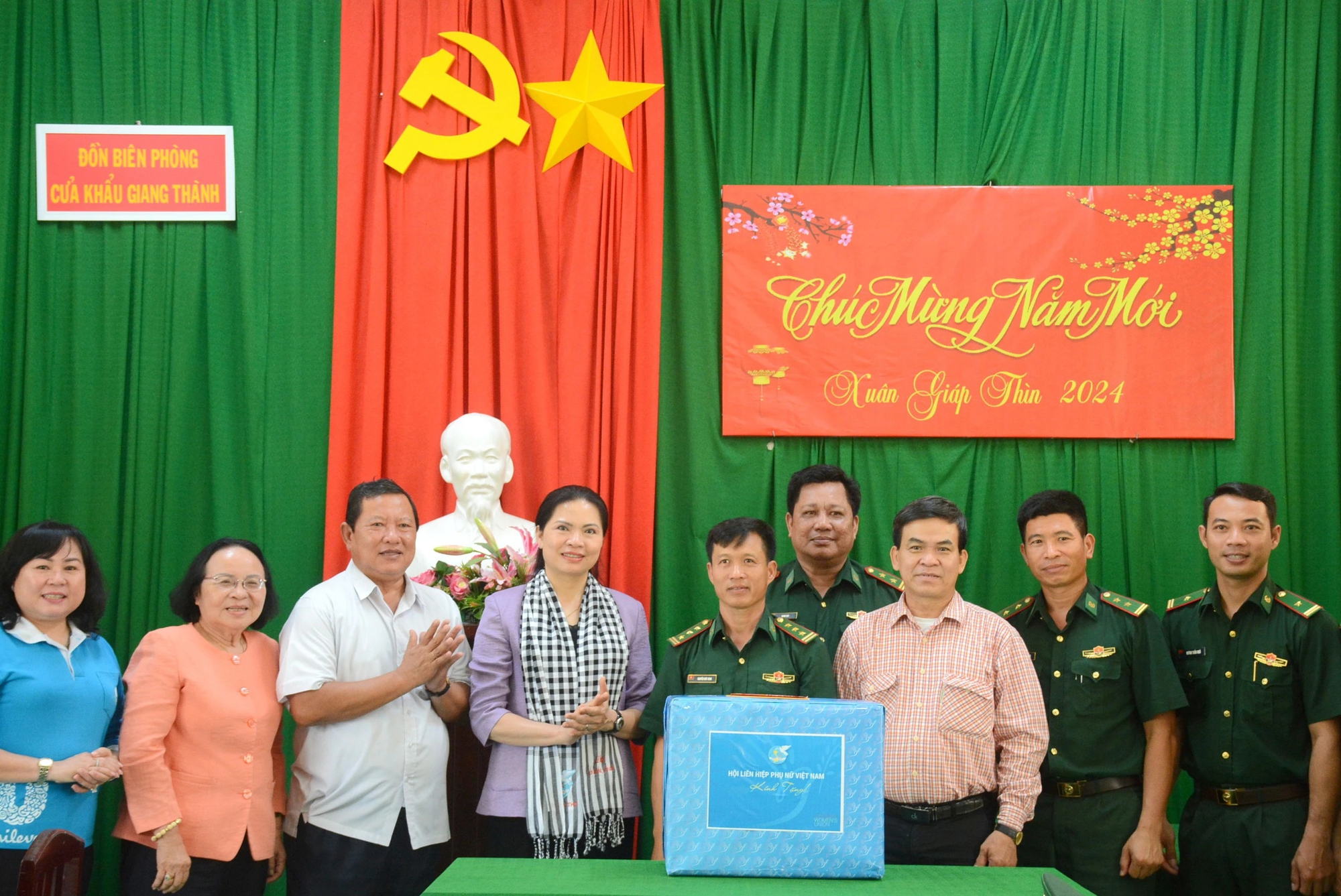 Chủ tịch Hội LHPN Việt Nam Hà Thị Nga trao quà Tết cho phụ nữ, trẻ em Kiên Giang- Ảnh 8.
