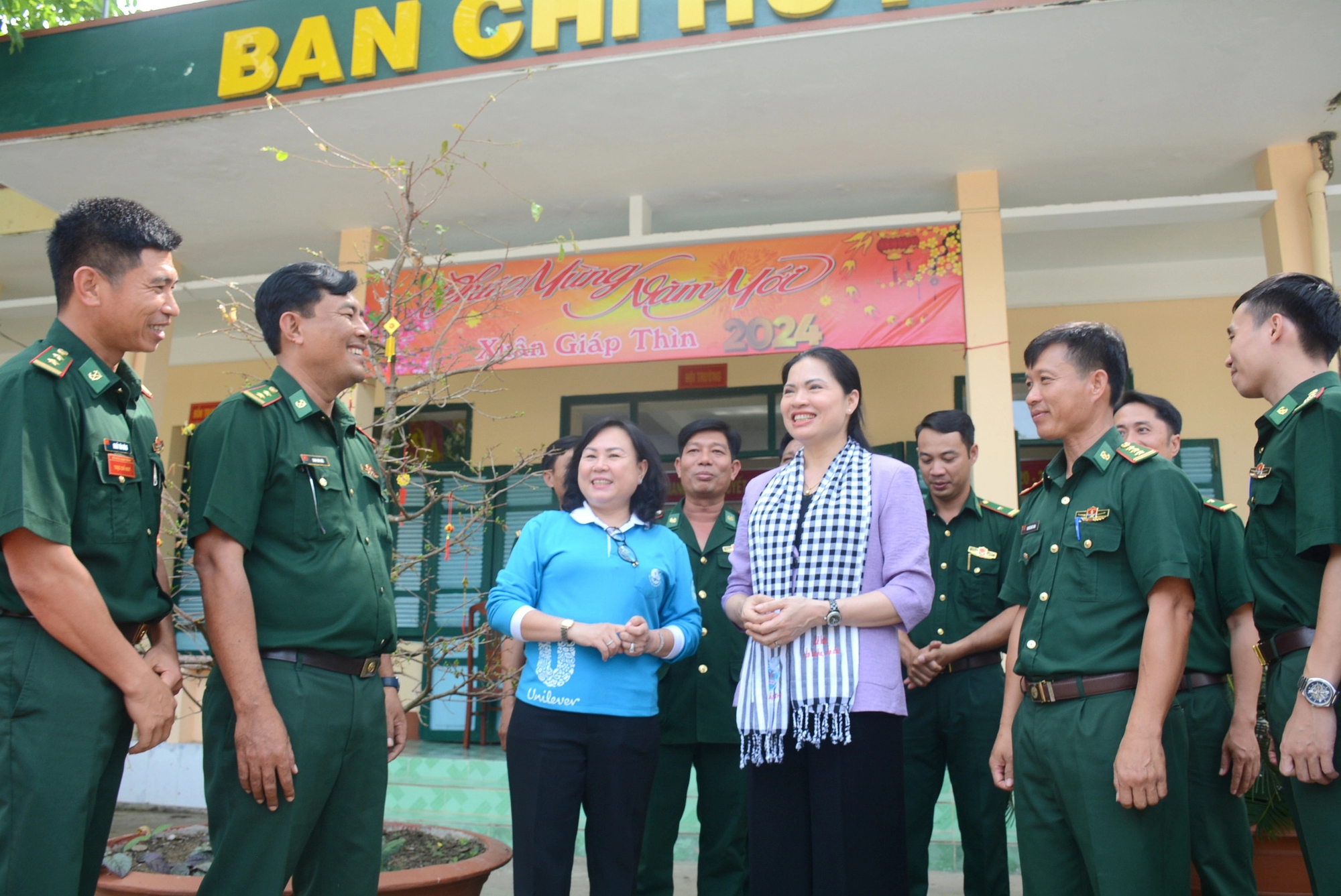 Chủ tịch Hội LHPN Việt Nam Hà Thị Nga trao quà Tết cho phụ nữ, trẻ em Kiên Giang- Ảnh 9.