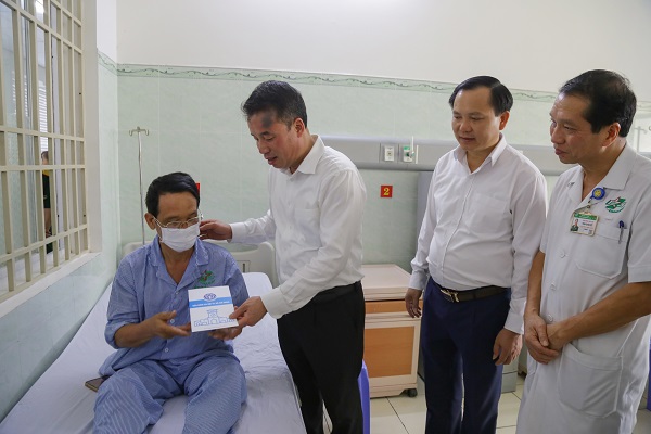 Tặng sổ BHXH, thẻ BHYT cho bệnh nhân nghèo Thành phố Hồ Chí Minh và Bà Rịa - Vũng Tàu- Ảnh 1.