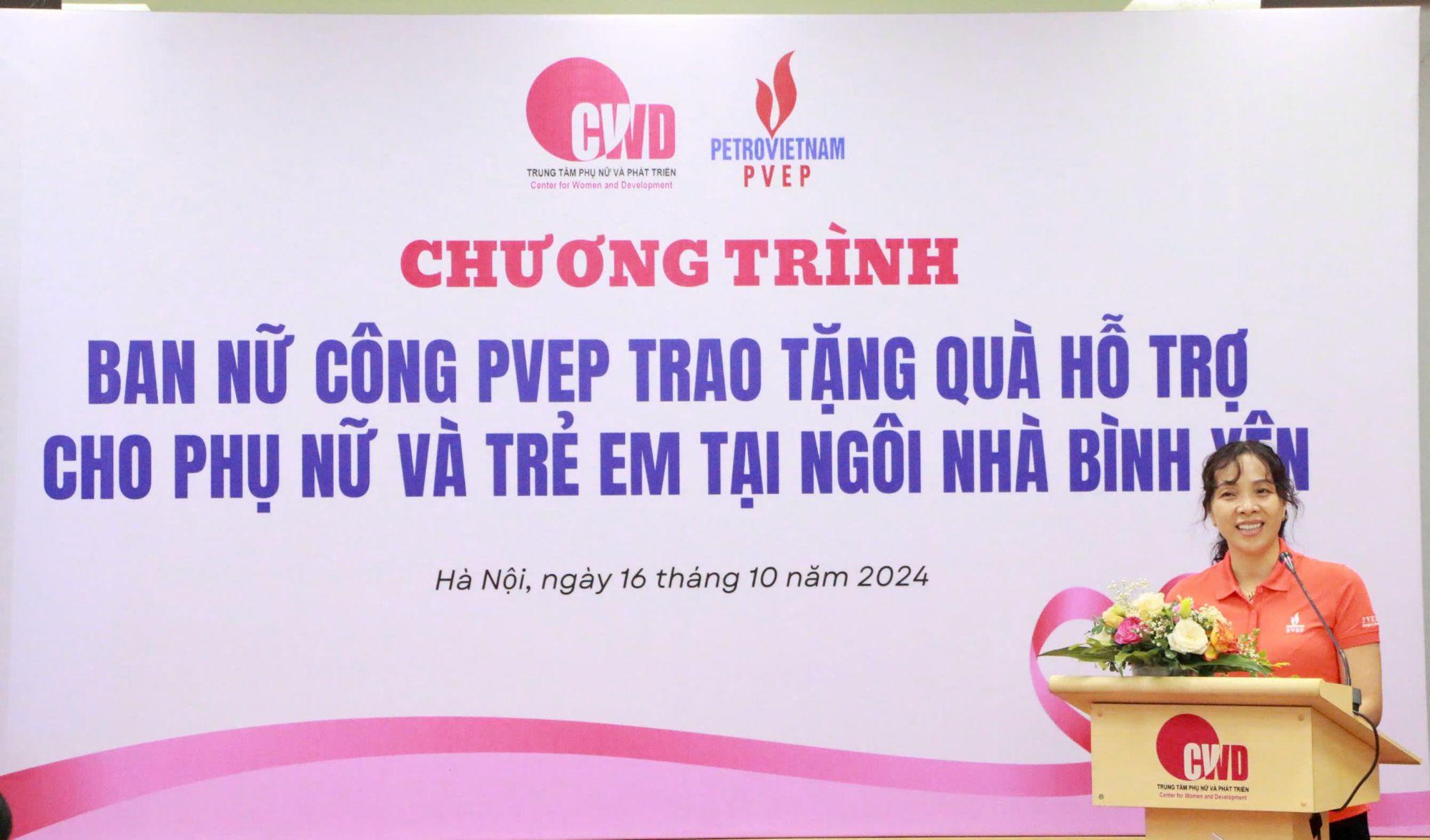 Tổng Công ty Thăm dò Khai thác Dầu khí trao quà cho Ngôi nhà Bình yên nhân dịp 20/10 - Ảnh 1.