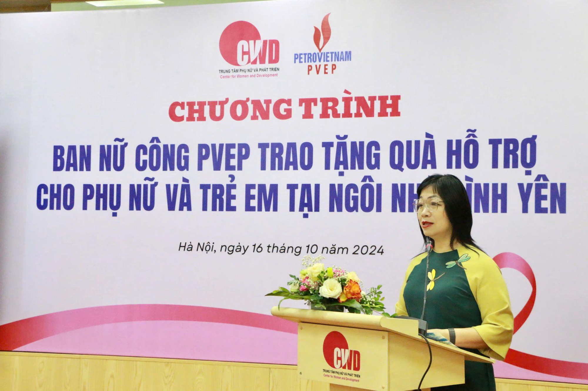 Tổng Công ty Thăm dò Khai thác Dầu khí trao quà cho Ngôi nhà Bình yên nhân dịp 20/10 - Ảnh 3.