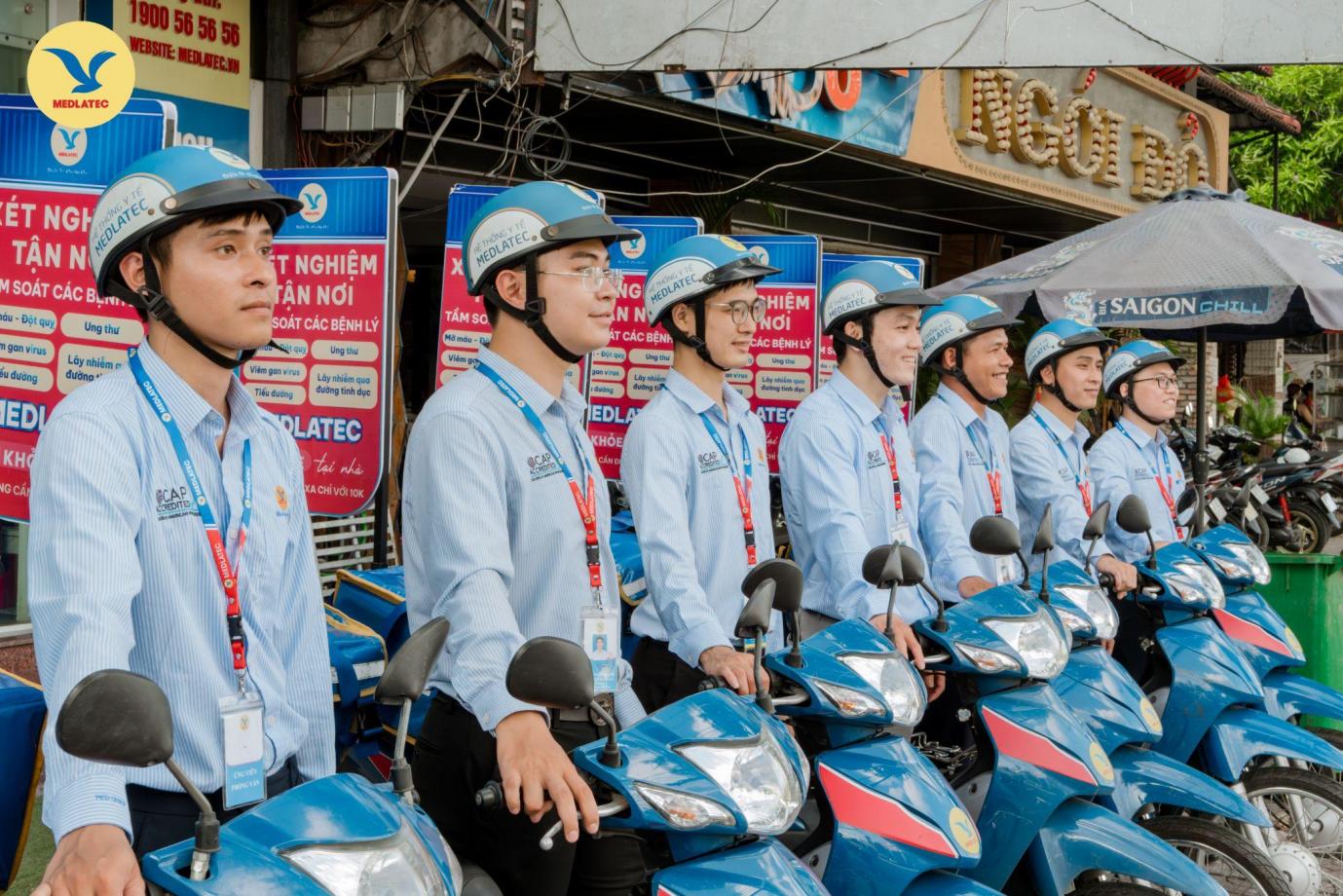 Cán bộ lấy mẫu tận nơi MEDLATEC: Tận tâm từng bệnh phẩm, chuyên nghiệp từng bước đi- Ảnh 1.