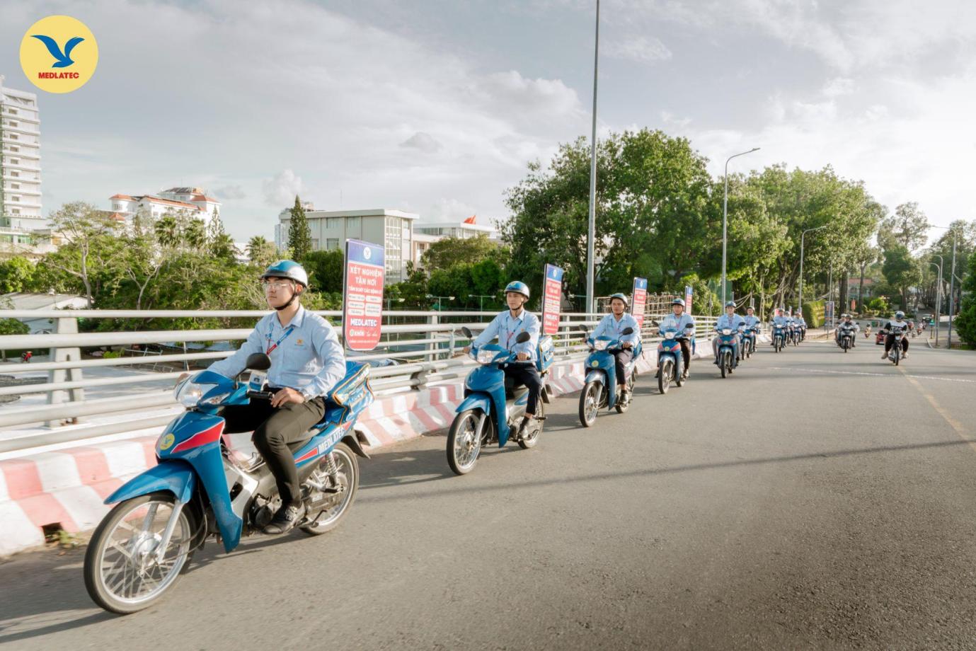 Cán bộ lấy mẫu tận nơi MEDLATEC: Tận tâm từng bệnh phẩm, chuyên nghiệp từng bước đi- Ảnh 3.