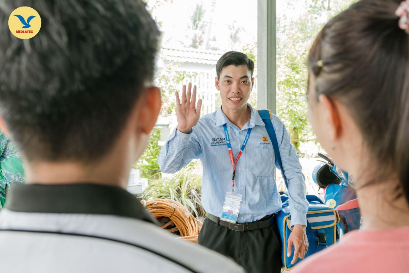 Cán bộ lấy mẫu tận nơi MEDLATEC: Tận tâm từng bệnh phẩm, chuyên nghiệp từng bước đi- Ảnh 4.