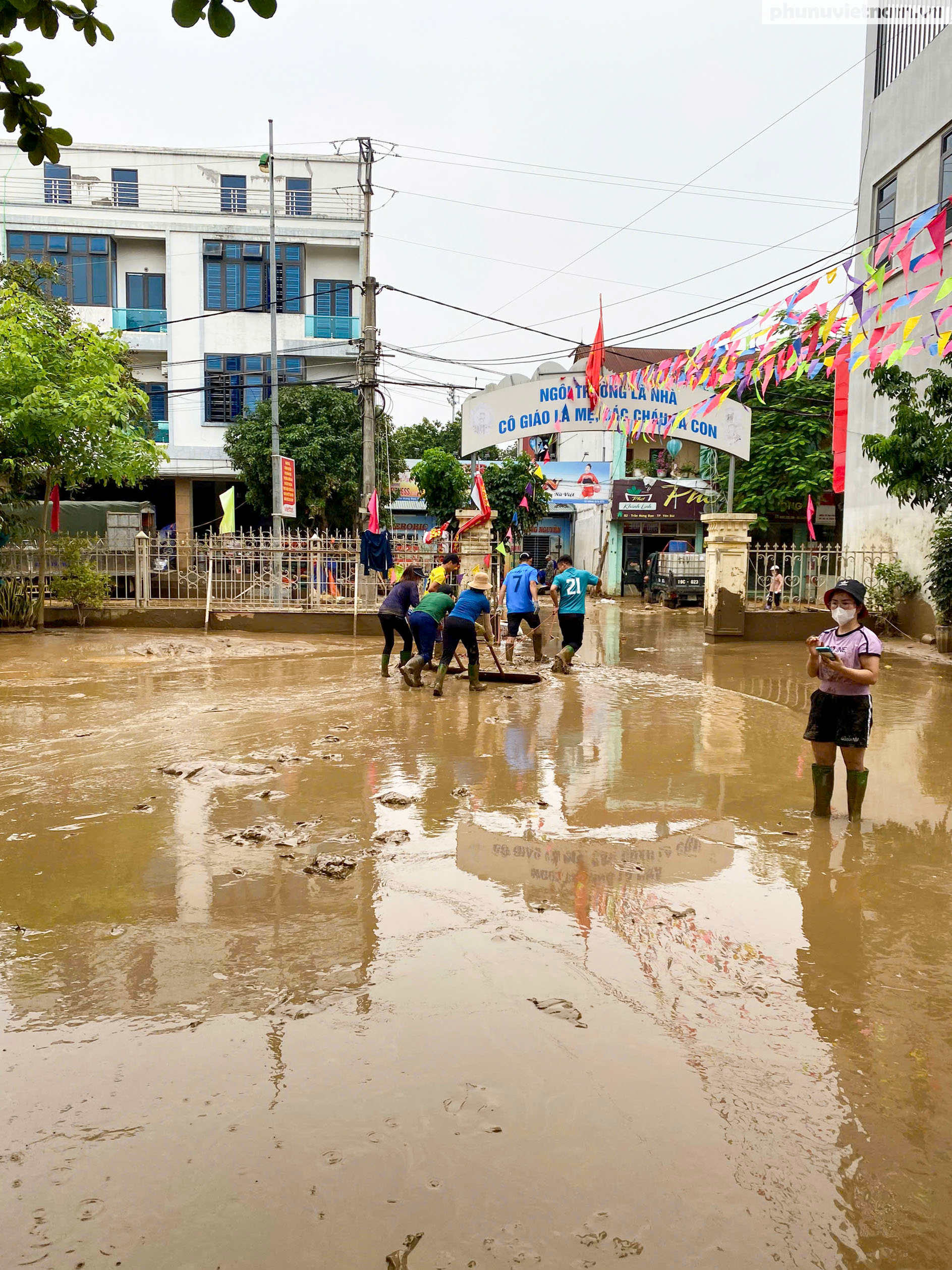 Nỗi vất vả của các giáo viên mầm non trong cơn lũ ở Yên Bái- Ảnh 10.