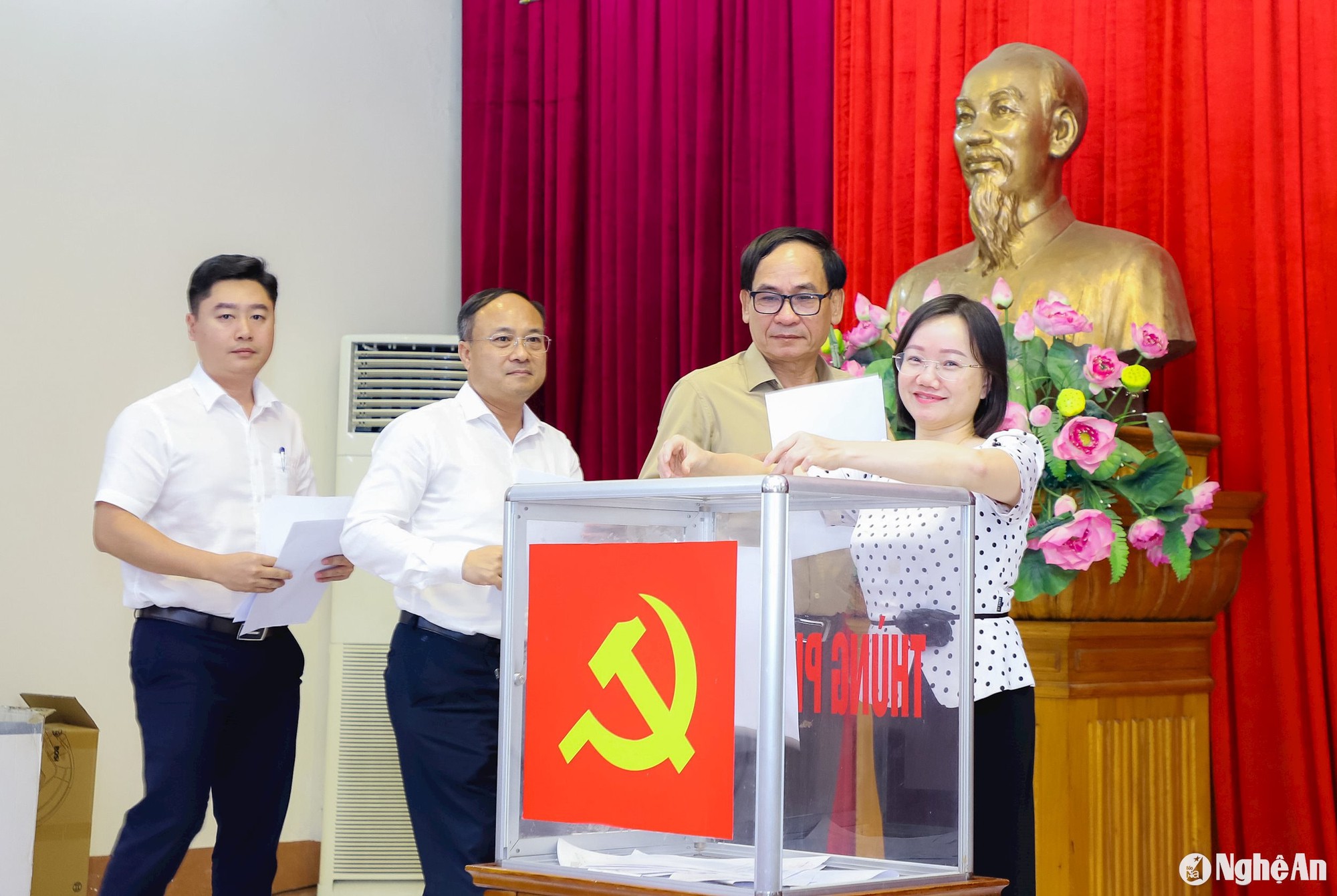 Ông Nguyễn Đức Trung được bầu giữ chức Bí thư Tỉnh ủy Nghệ An- Ảnh 1. Ông Nguyễn Đức Trung được bầu giữ chức Bí thư Tỉnh ủy Nghệ An- Ảnh 1.