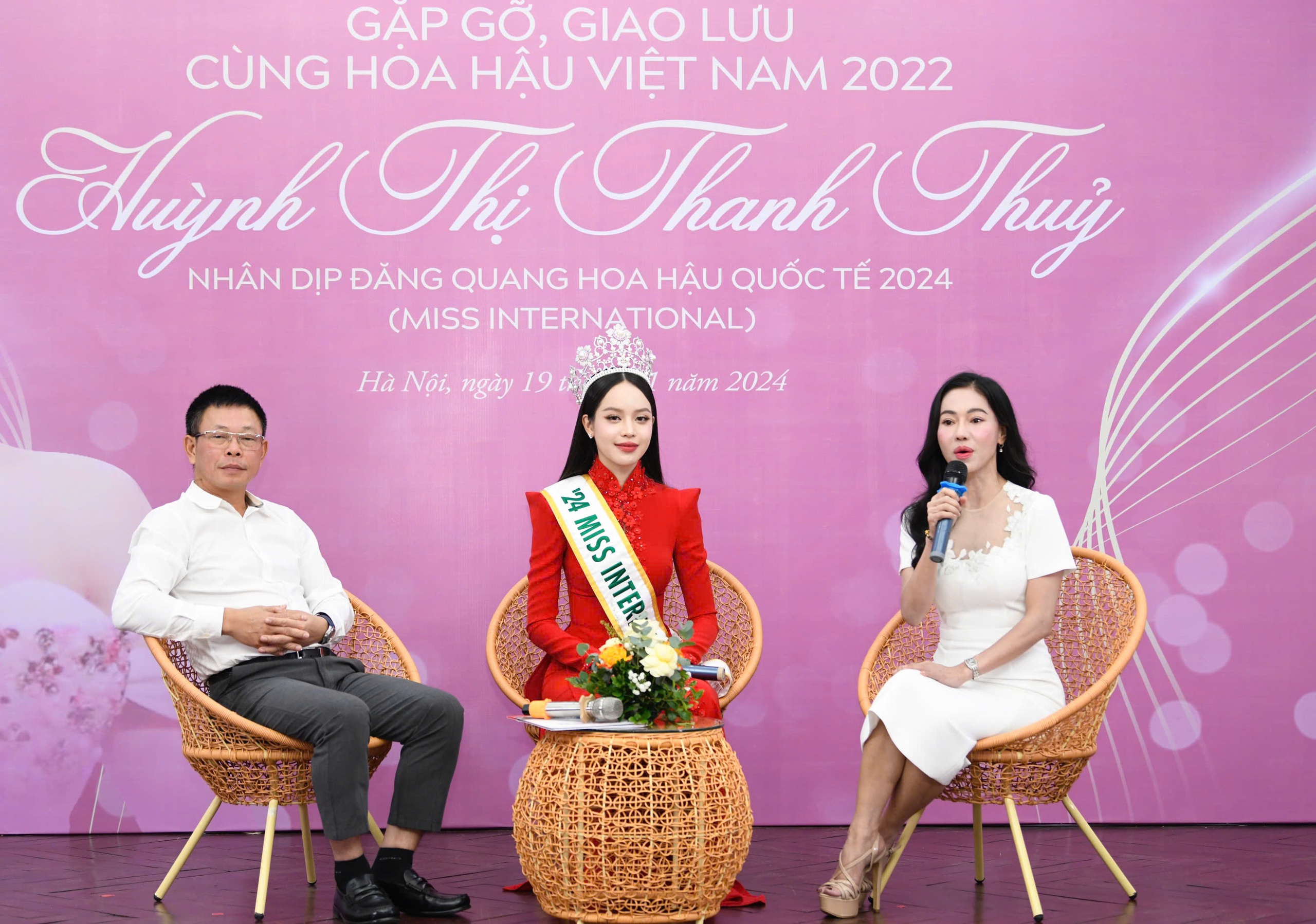 Hoa hậu Thanh Thủy cùng Tổng Biên tập báo Tiền phong Phùng Công Sưởng và bà Kim Dung - đại diện Sen Vàng trong buổi giao lưu Hoa hậu Thanh Thủy cùng Tổng Biên tập báo Tiền phong Phùng Công Sưởng và bà Kim Dung - đại diện Sen Vàng trong buổi giao lưu