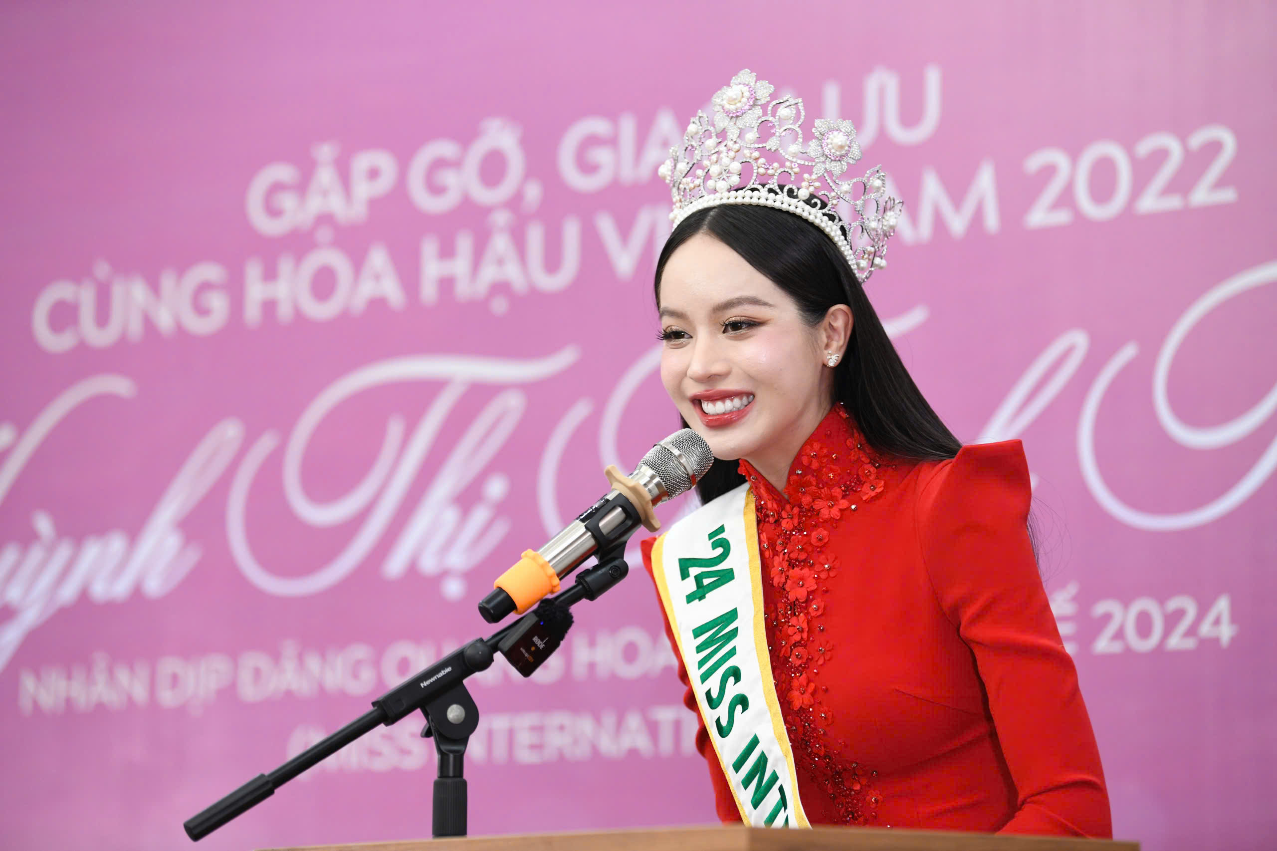 Theo hoa hậu Thanh Thủy, các thí sinh quốc tế có sự "dè chừng" với người đẹp đến từ Việt Nam Theo hoa hậu Thanh Thủy, các thí sinh quốc tế có sự "dè chừng" với người đẹp đến từ Việt Nam