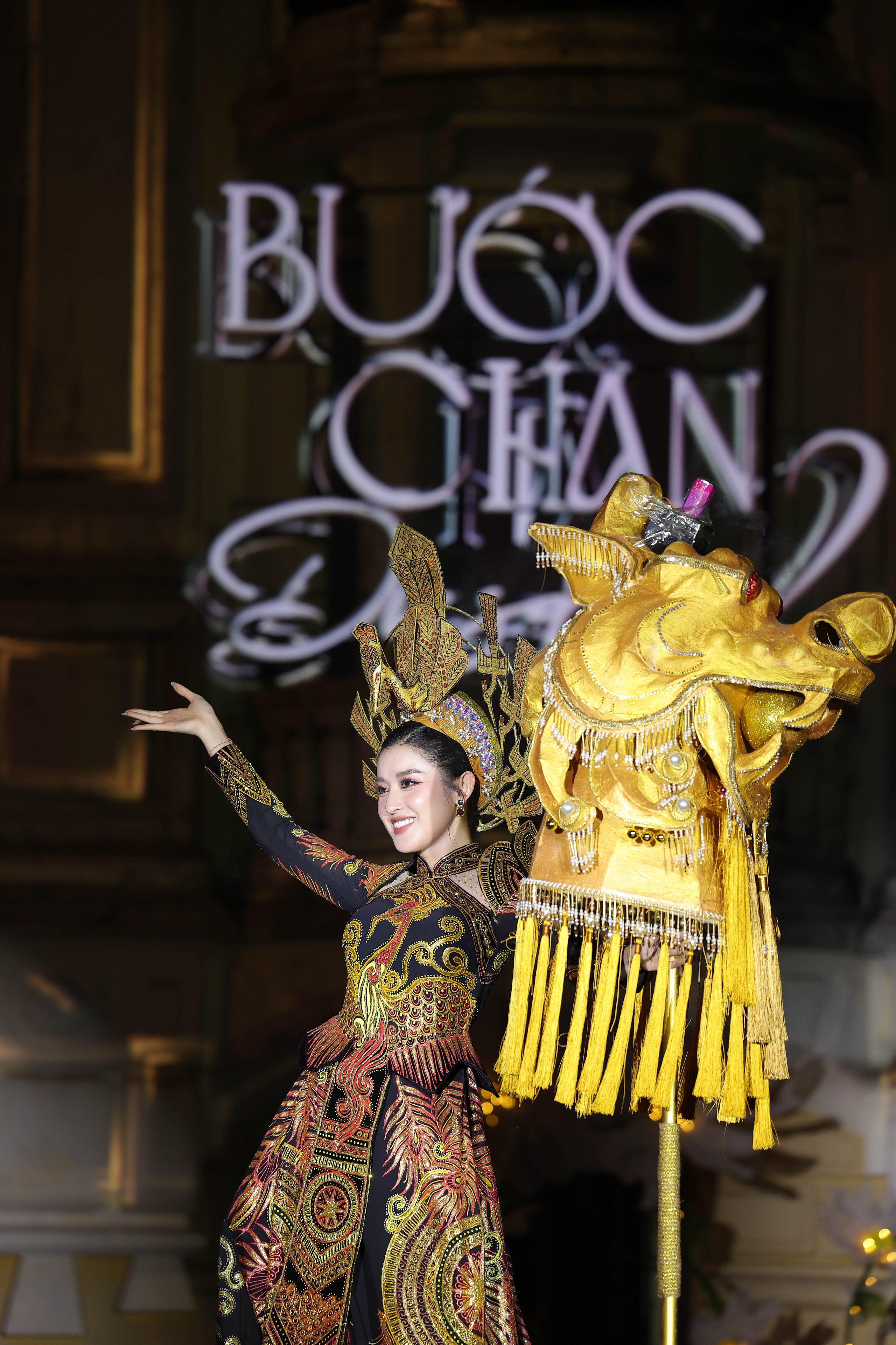NTK Hương Queen giới thiệu bộ sưu tập áo dài "The Queen" với sự trình diễn của Hoa hậu Du lịch 2024 Ngọc Quỳnh, Hoa hậu Áo dài 2023 Yến Ly, Á hậu Huyền My cùng dàn mẫu. Bộ sưu tập gồm 20 thiết kế, đều là sự kết hợp giữa truyền thống và hiện đại, thời trang và nghệ thuật, sự sáng tạo, khám phá ra những vẻ đẹp như một lời khẳng định về vị thế của người phụ nữ trong xã hội NTK Hương Queen giới thiệu bộ sưu tập áo dài "The Queen" với sự trình diễn của Hoa hậu Du lịch 2024 Ngọc Quỳnh, Hoa hậu Áo dài 2023 Yến Ly, Á hậu Huyền My cùng dàn mẫu. Bộ sưu tập gồm 20 thiết kế, đều là sự kết hợp giữa truyền thống và hiện đại, thời trang và nghệ thuật, sự sáng tạo, khám phá ra những vẻ đẹp như một lời khẳng định về vị thế của người phụ nữ trong xã hội