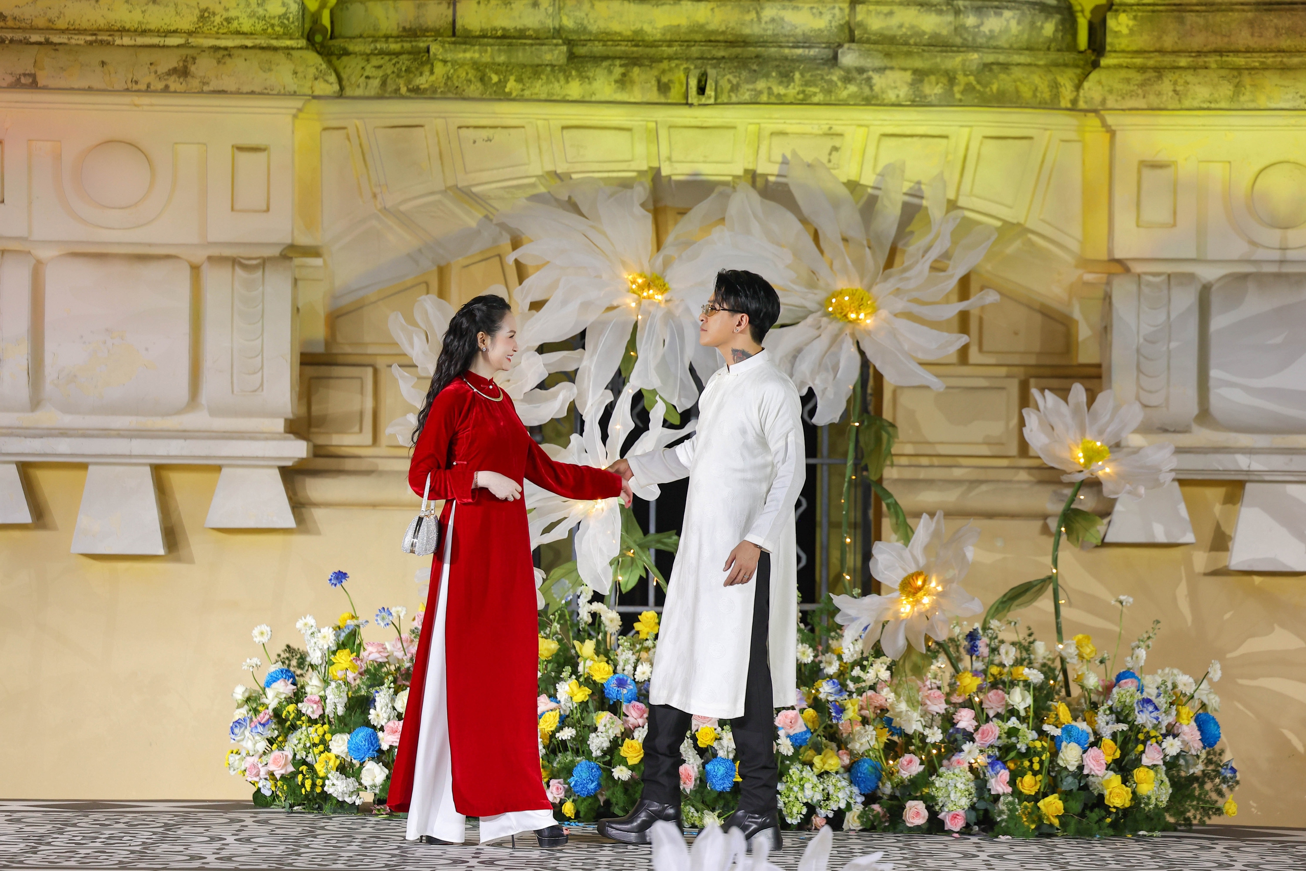 NTK Anh Thư (áo dài Ngân An) mang đến bộ sưu tập áo dài "Ký ức Hà Nội" với 20 thiết kế, tôn vinh sự thanh lịch, hào hoa của người Hà Nội xưa thông qua hình ảnh cậu mợ phố hàng, nữ sinh Đồng Khánh, Trưng Vương… Bộ sưu tập được trình diễn bởi dàn người mẫu cùng Top 5 Miss Universe Vietnam 2023 Phạm Thư, Top 5 Hoa hậu Áo dài Việt Nam Trang Anh và sự xuất hiện đặc biệt của cặp vợ chồng Tuấn Hưng và Hương Baby NTK Anh Thư (áo dài Ngân An) mang đến bộ sưu tập áo dài "Ký ức Hà Nội" với 20 thiết kế, tôn vinh sự thanh lịch, hào hoa của người Hà Nội xưa thông qua hình ảnh cậu mợ phố hàng, nữ sinh Đồng Khánh, Trưng Vương… Bộ sưu tập được trình diễn bởi dàn người mẫu cùng Top 5 Miss Universe Vietnam 2023 Phạm Thư, Top 5 Hoa hậu Áo dài Việt Nam Trang Anh và sự xuất hiện đặc biệt của cặp vợ chồng Tuấn Hưng và Hương Baby