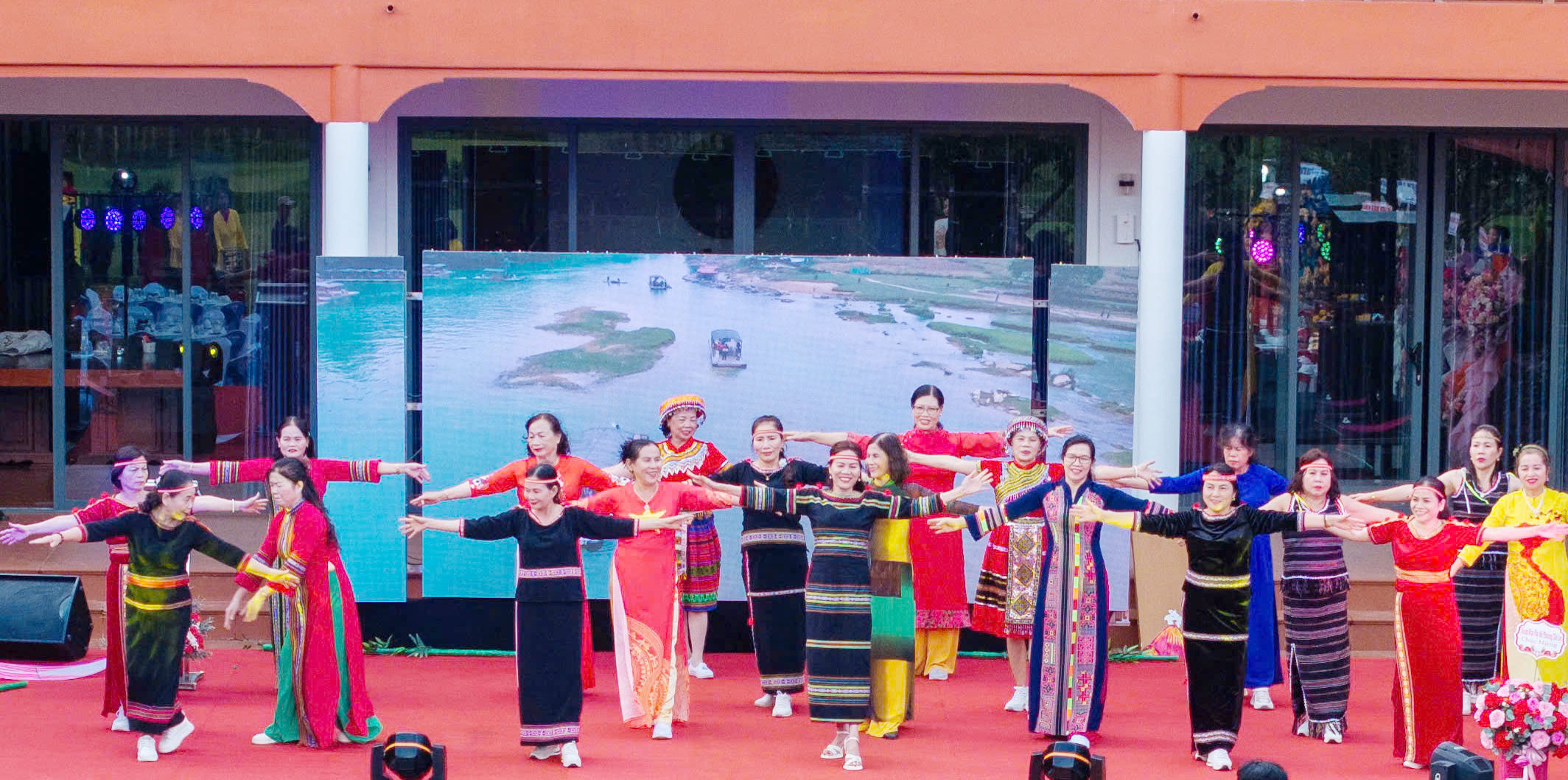 Trình diễn áo dài tại Lễ kỷ niêm 1 năm thành lập CLB Di sản áo dài Việt Nam tỉnh Đăk Lăk Trình diễn áo dài tại Lễ kỷ niêm 1 năm thành lập CLB Di sản áo dài Việt Nam tỉnh Đăk Lăk
