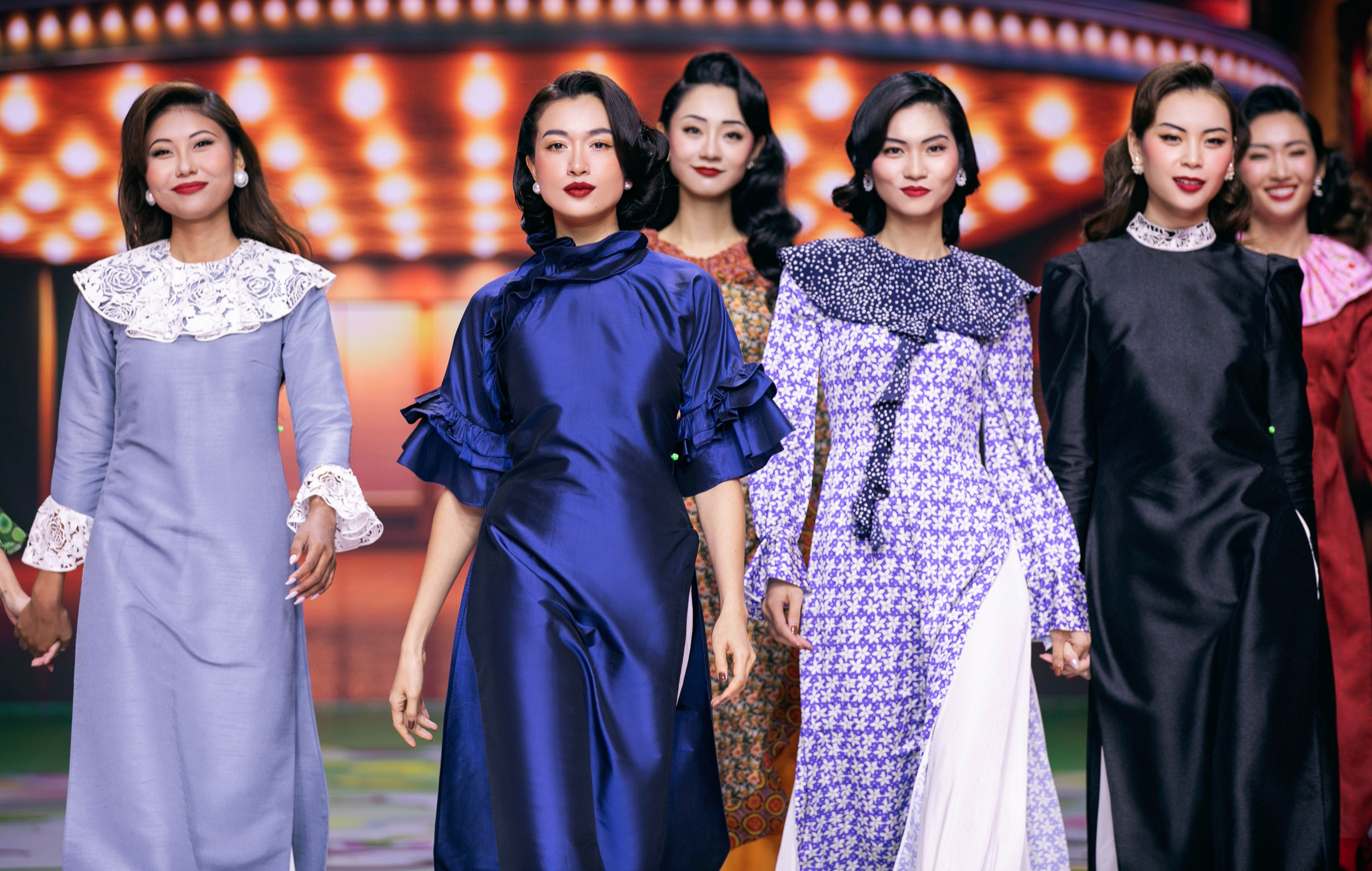 Á hậu Lệ Hằng cùng dàn mẫu hóa thân thành những tiểu thư thướt tha trong tà áo dài thể hiện rõ sự giao hòa văn hóa Đông – Tây thông qua các chi tiết nhún bèo, lớp cầu vai tròn điệu đà hay là những sắc màu sôi động, phá cách Á hậu Lệ Hằng cùng dàn mẫu hóa thân thành những tiểu thư thướt tha trong tà áo dài thể hiện rõ sự giao hòa văn hóa Đông – Tây thông qua các chi tiết nhún bèo, lớp cầu vai tròn điệu đà hay là những sắc màu sôi động, phá cách