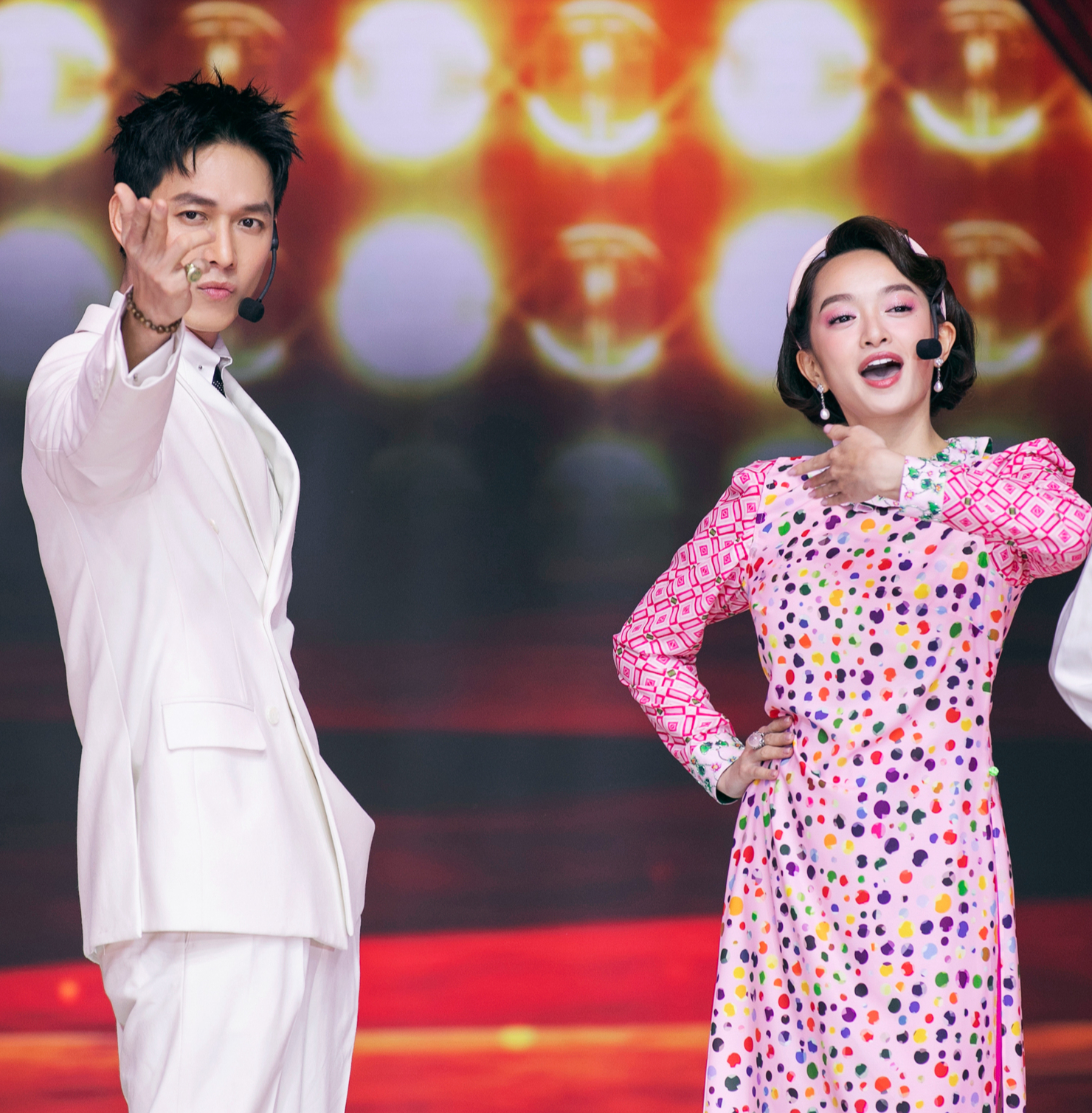 Ca sĩ Song Luân tái hiện hình ảnh công tử Bạc Liêu ở phần mở màn show diễn cùng diễn viên Kaity Nguyễn Ca sĩ Song Luân tái hiện hình ảnh công tử Bạc Liêu ở phần mở màn show diễn cùng diễn viên Kaity Nguyễn