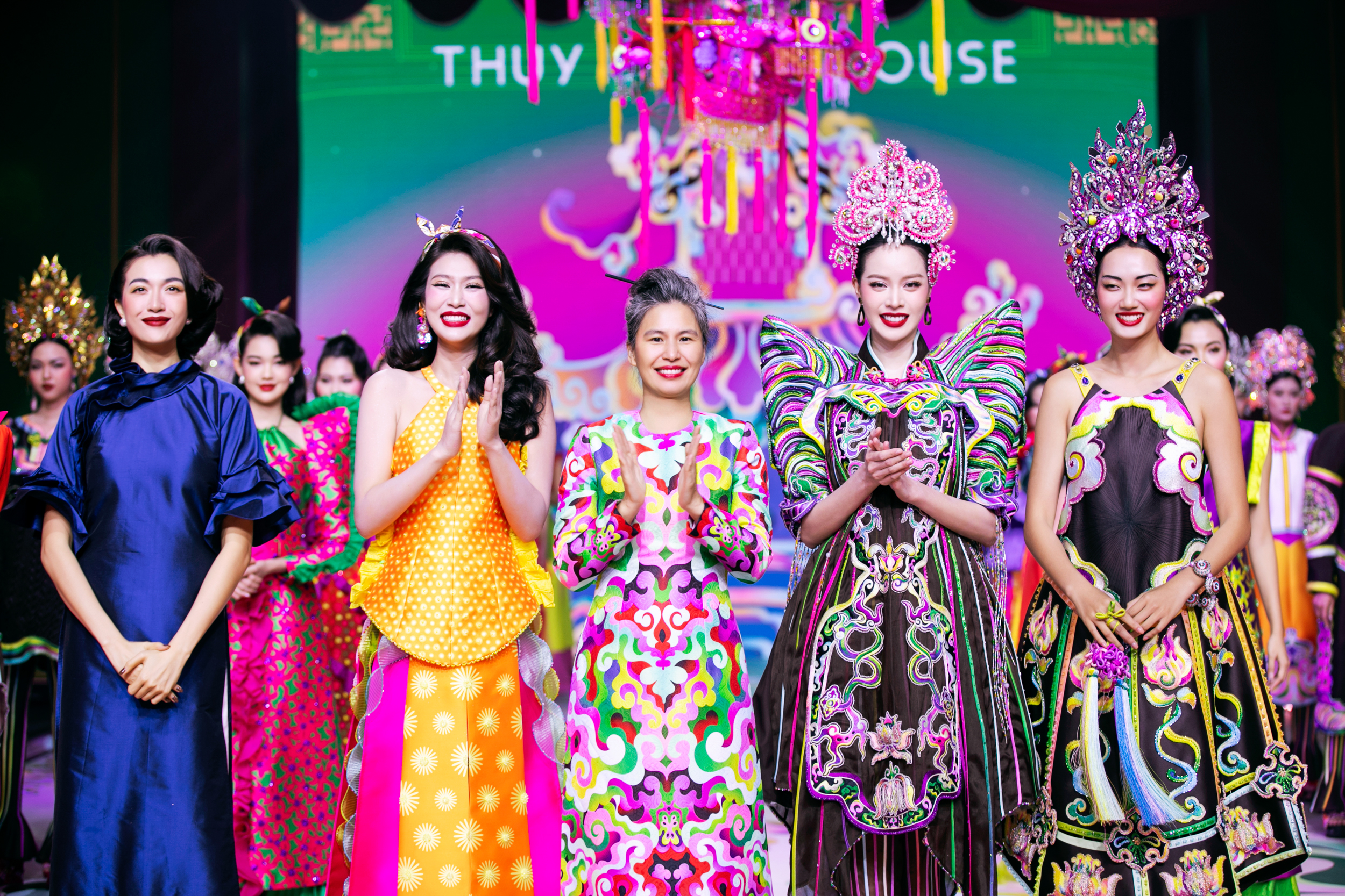 NTK Thủy Nguyễn (giữa) trong phần chào kết chương trình NTK Thủy Nguyễn (giữa) trong phần chào kết chương trình