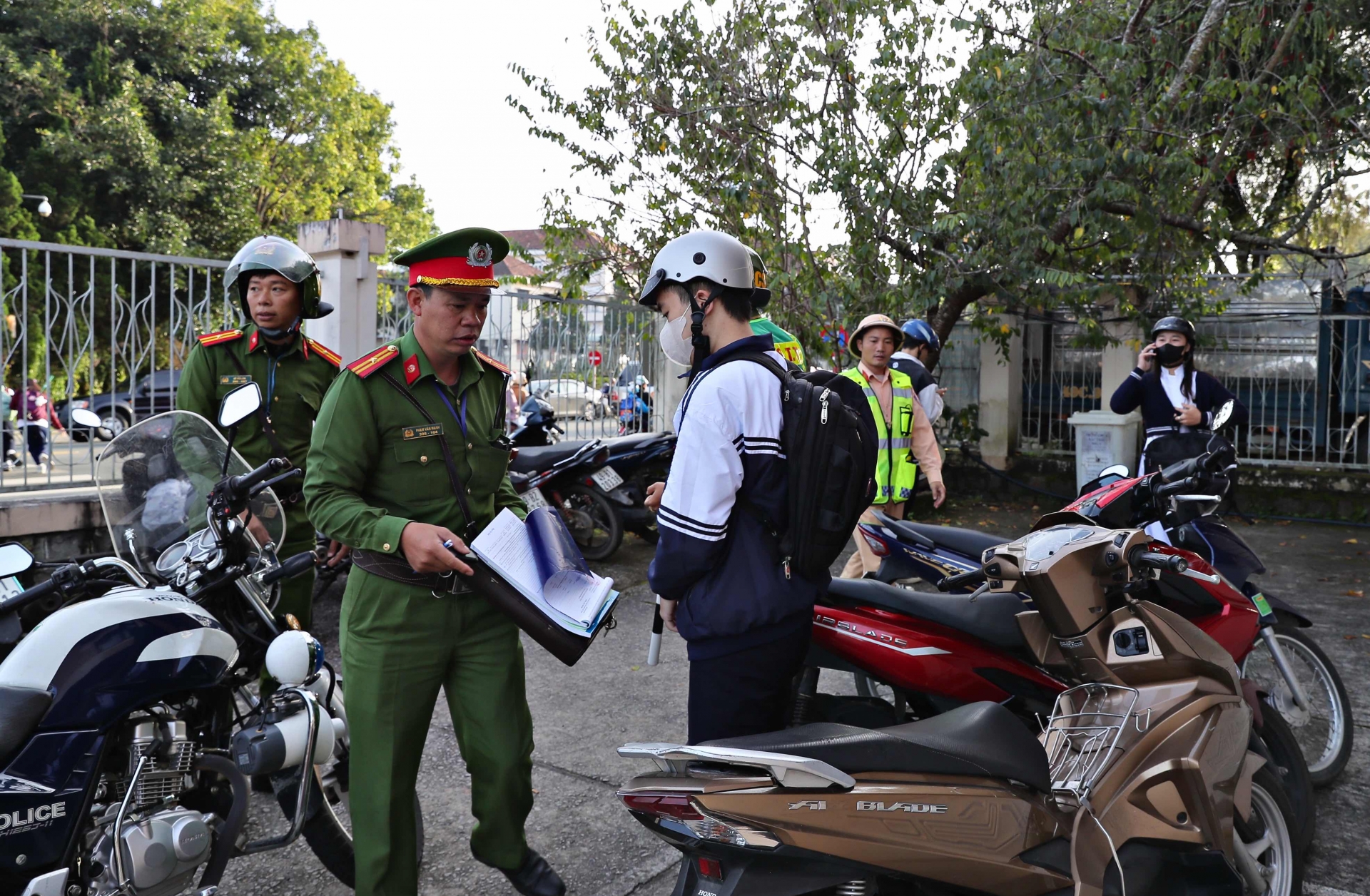 Lo lắng tình trạng thanh thiếu niên đua xe trái phép, nhiều phụ huynh bàn cách quản lý con
- Ảnh 2. Lo lắng tình trạng thanh thiếu niên đua xe trái phép, nhiều phụ huynh bàn cách quản lý con
- Ảnh 2.