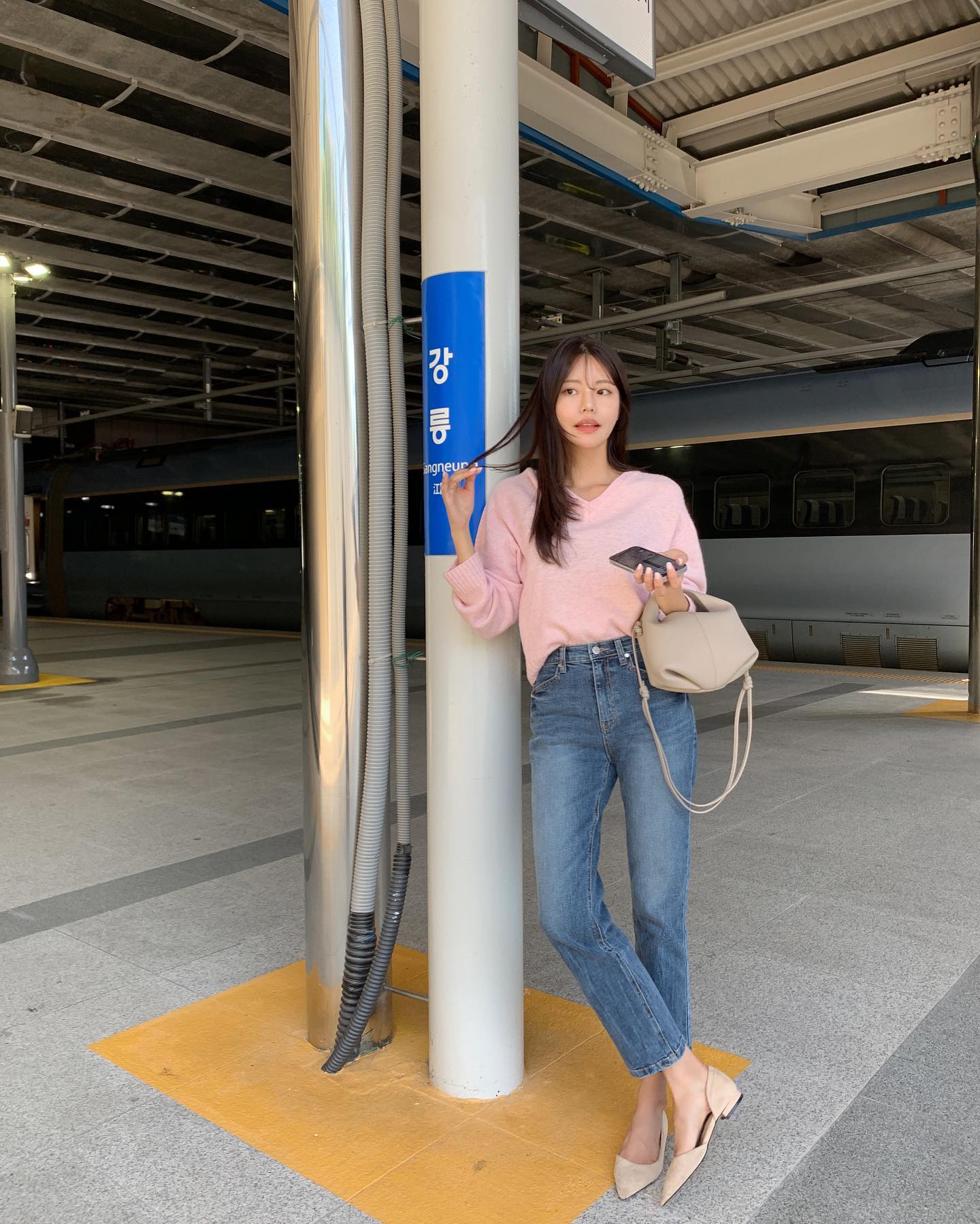 10 cách mặc quần jeans ống đứng đẹp và tôn dáng trong mùa lạnh - Ảnh 1. 10 cách mặc quần jeans ống đứng đẹp và tôn dáng trong mùa lạnh - Ảnh 1.