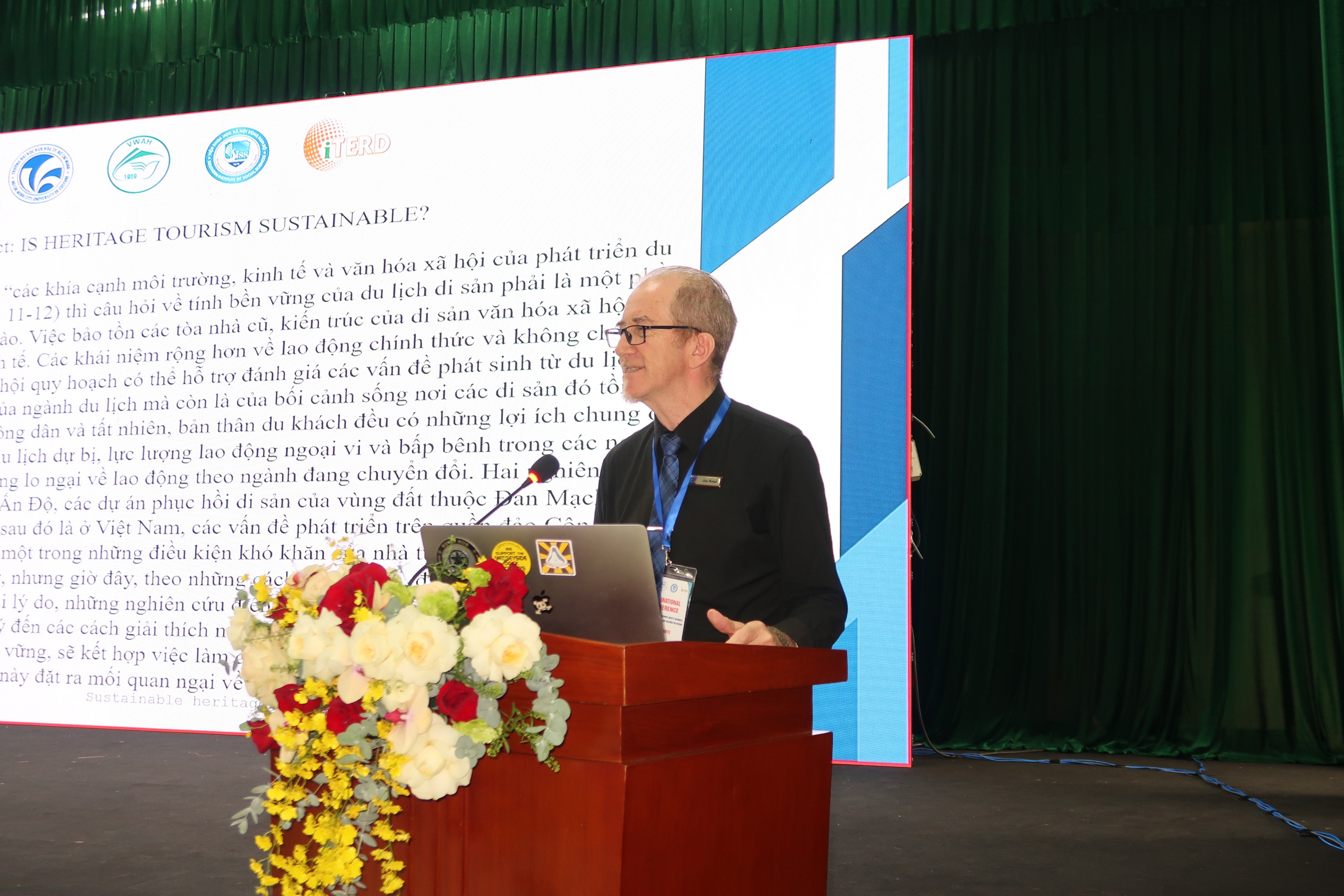 Chuyên gia quốc tế chia sẻ kinh nghiệm để phát triển du lịch bền vững- Ảnh 2. PGS. John Hutnyk, Trường Đại học Tôn Đức Thắng, phát biểu tại hội thảo.