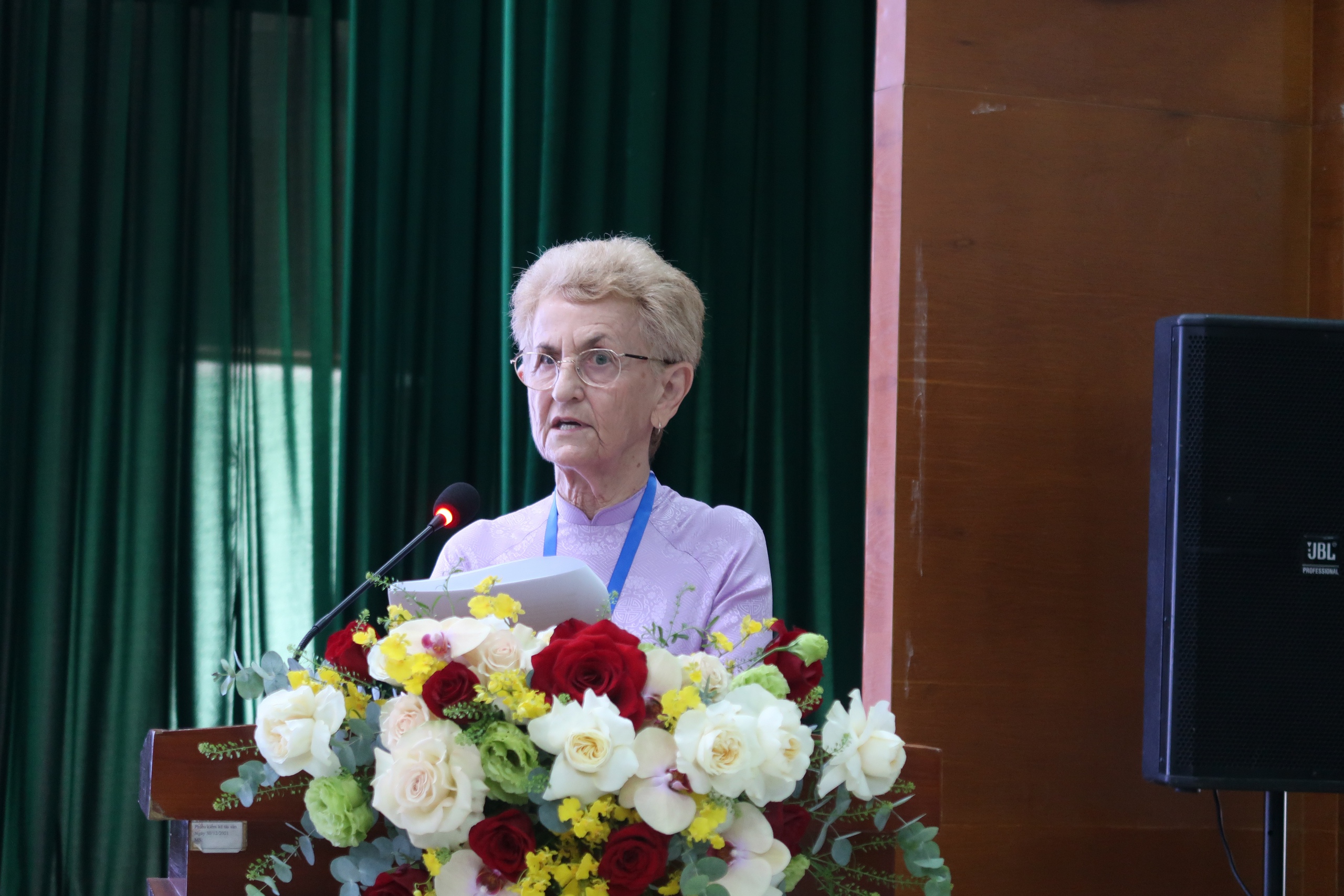 Chuyên gia quốc tế chia sẻ kinh nghiệm để phát triển du lịch bền vững- Ảnh 3. TS Lawson Veronica Janet Lesley, Chương trình Tình nguyện viên Úc - Việt Nam, phát biểu tại Hội thảo.