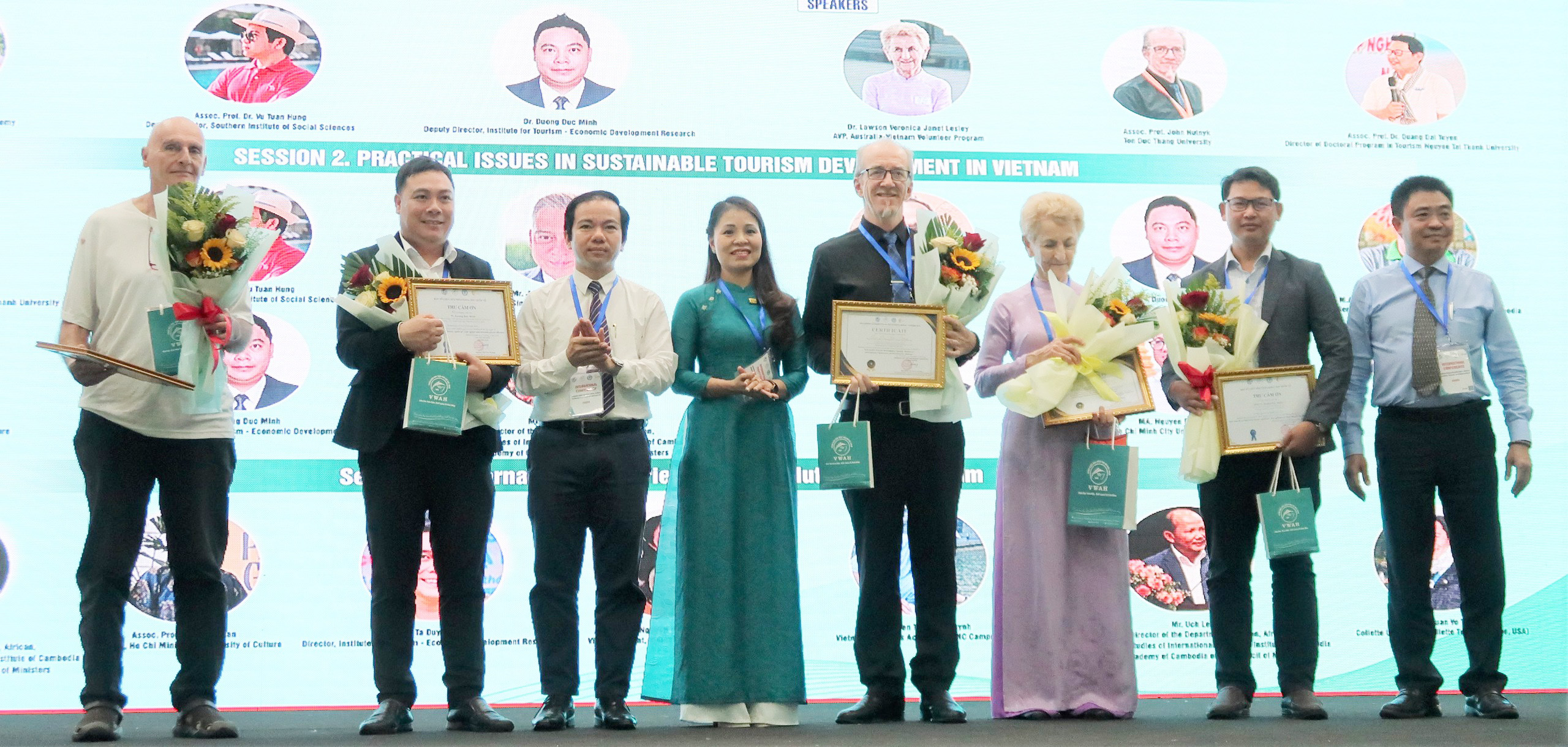 Chuyên gia quốc tế chia sẻ kinh nghiệm để phát triển du lịch bền vững- Ảnh 4. BTC tặng hoa và trao thư cảm ơn cho các diễn giả.