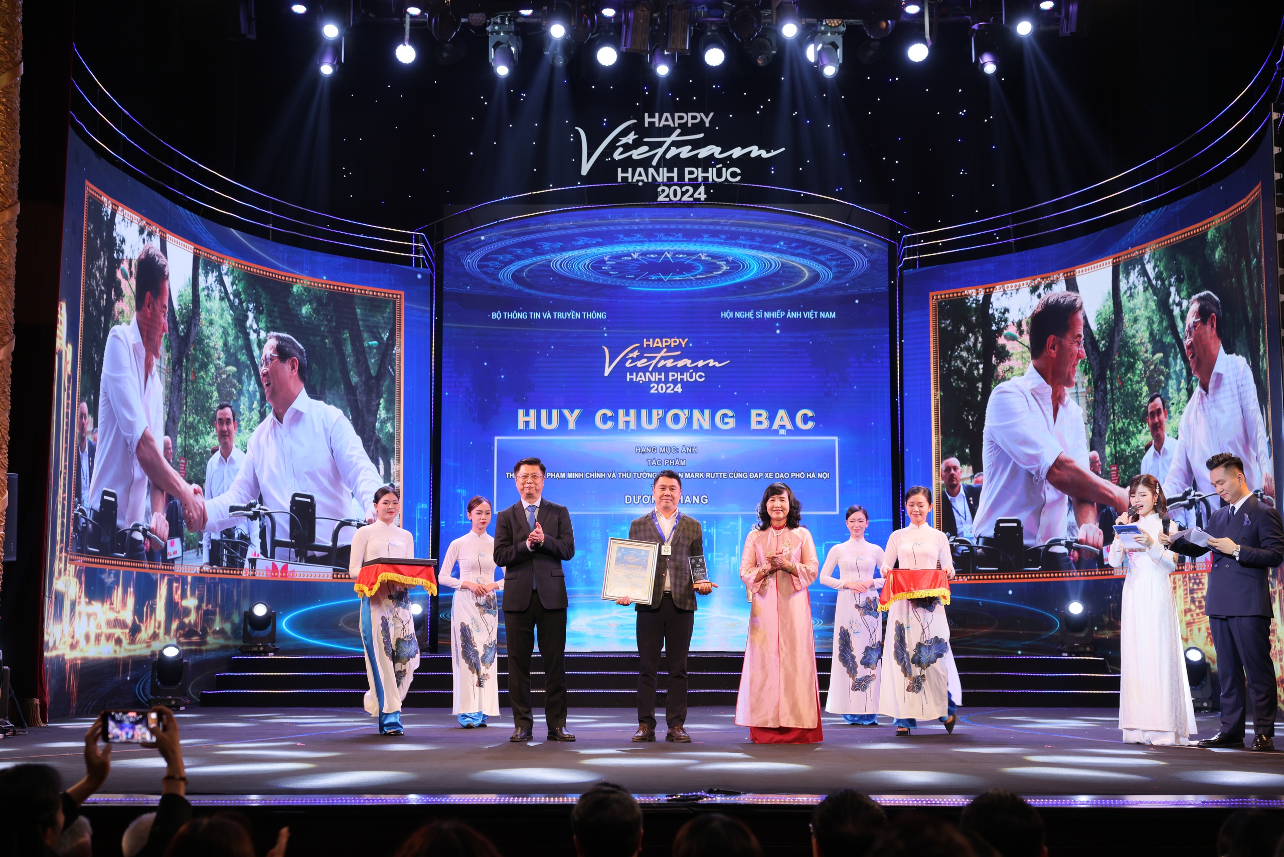 写真とビデオコンテスト「ハッピーベトナム」2024の表彰式 - 写真1。 Trao giải cuộc thi ảnh, video