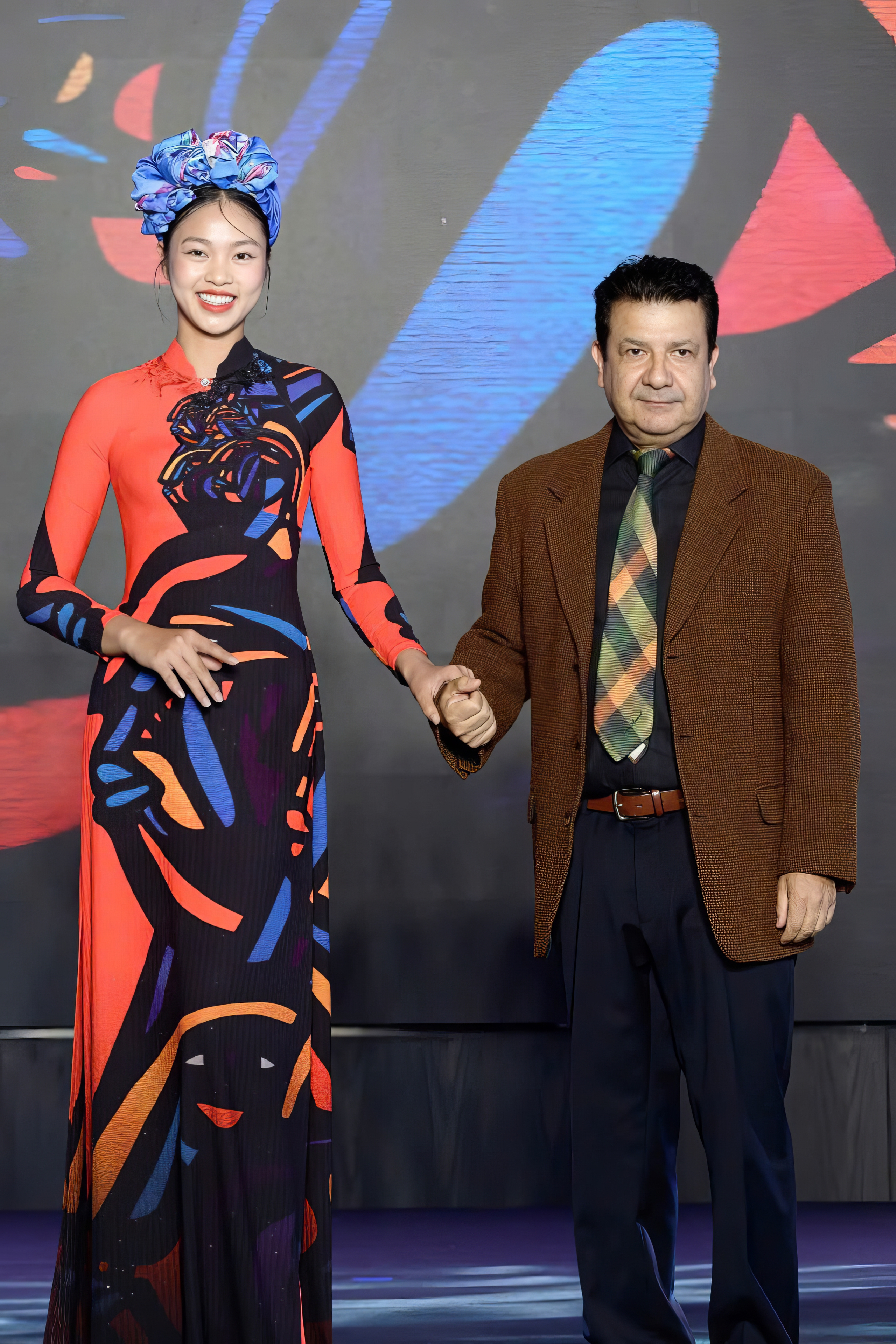 Đại sứ Chile - Ngài Sergio Narea Guzman catwalk cùng thiết kế áo dài lấy cảm hứng từ bức tranh “Sans titre”của tác giả Mono González Đại sứ Chile - Ngài Sergio Narea Guzman catwalk cùng thiết kế áo dài lấy cảm hứng từ bức tranh “Sans titre”của tác giả Mono González