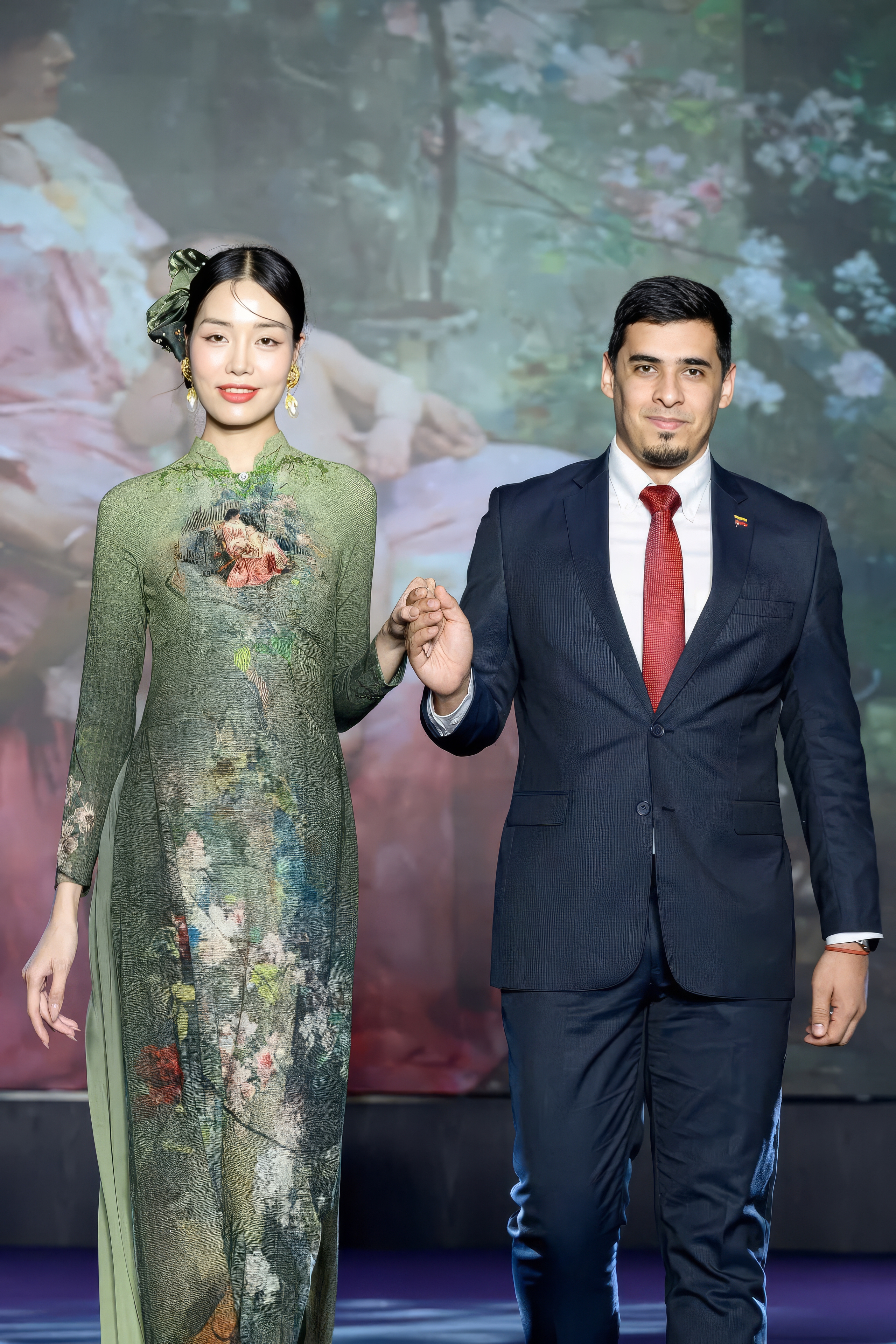 Đại sứ Venezuela - Ngài Juan Carlos Fernandes Juárez catwalk cùng người mẫu trong thiết kế áo dài lấy cảm hứng từ bức tranh “La Joven Madre 1889” của danh họa Arturo Michelena Đại sứ Venezuela - Ngài Juan Carlos Fernandes Juárez catwalk cùng người mẫu trong thiết kế áo dài lấy cảm hứng từ bức tranh “La Joven Madre 1889” của danh họa Arturo Michelena