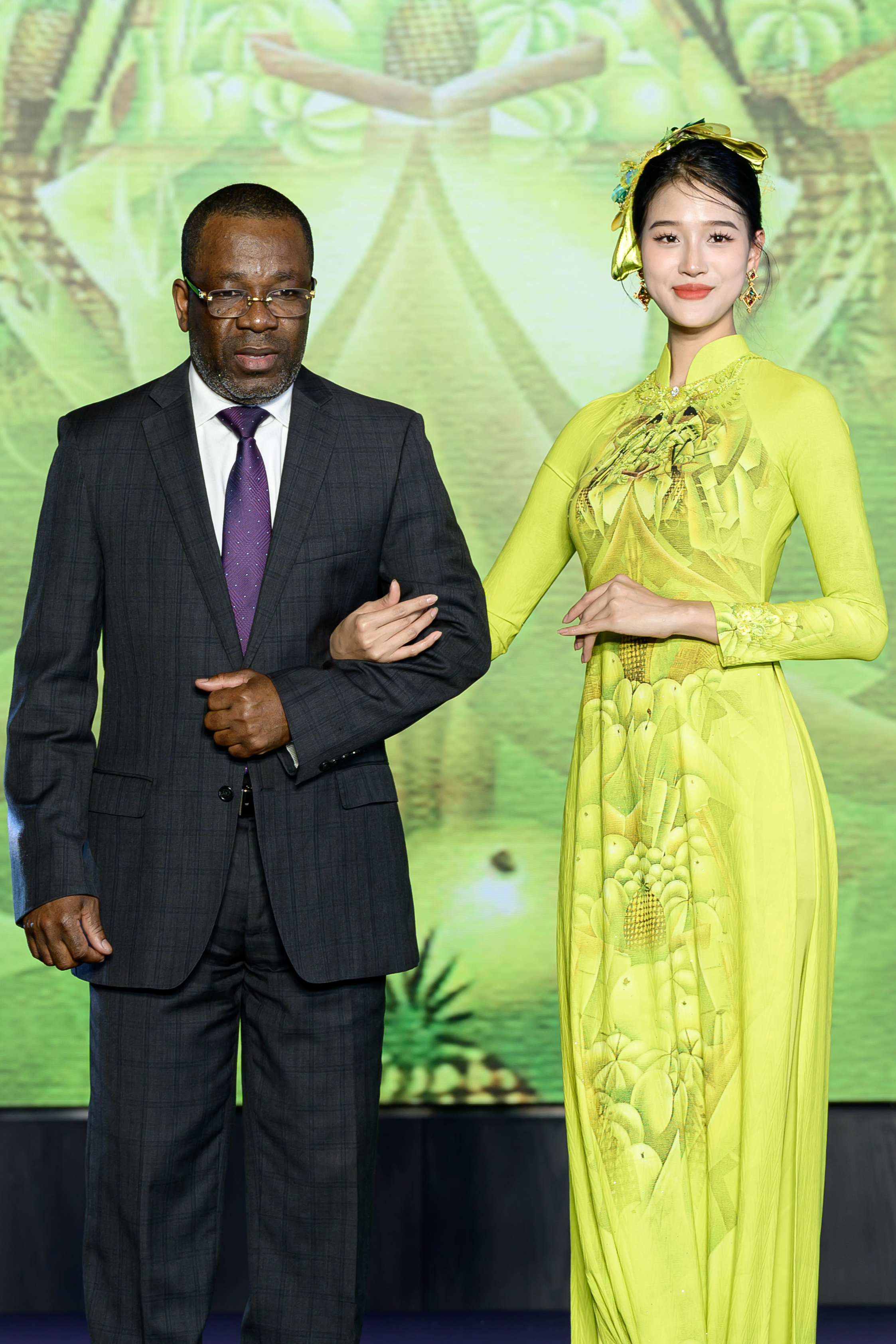 Đại biện lâm thời Haiti - Ngài Darlier Dorval catwalk cùng thiết kế áo dài lấy ý tưởng từ bức tranh “Funny farmer's market” (Một phiên chợ nông dân vui nhộn) của họa sĩ Pievy Polyte Đại biện lâm thời Haiti - Ngài Darlier Dorval catwalk cùng thiết kế áo dài lấy ý tưởng từ bức tranh “Funny farmer's market” (Một phiên chợ nông dân vui nhộn) của họa sĩ Pievy Polyte