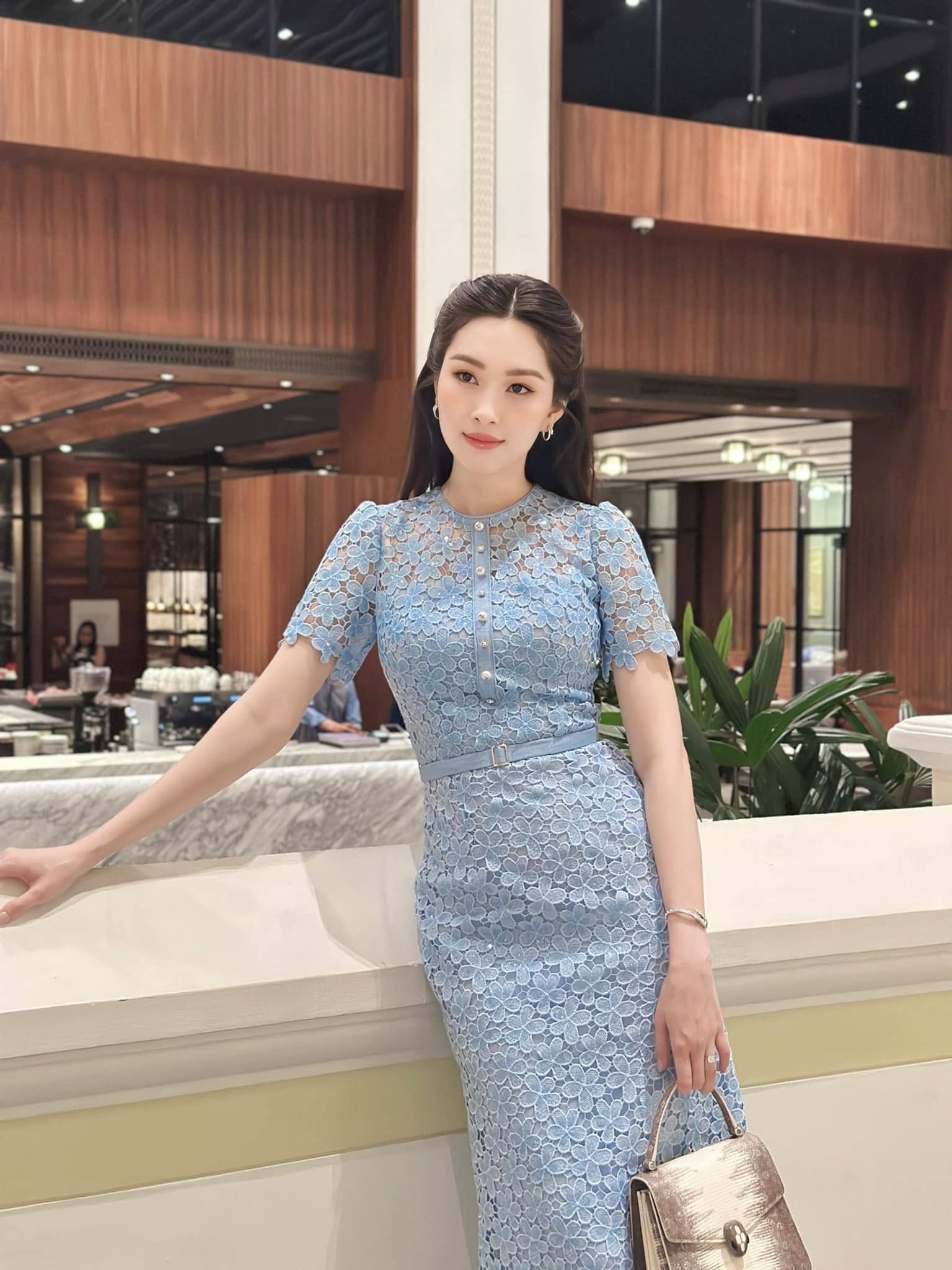 Hoa hậu Đặng Thu Thảo diện trang phục sáng màu rất trẻ xinh với 10 cách phối đồ- Ảnh 1. Hoa hậu Đặng Thu Thảo diện trang phục sáng màu rất trẻ xinh với 10 cách phối đồ- Ảnh 1.