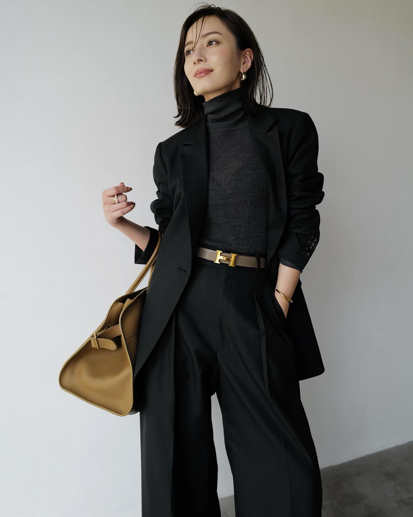 10 cách phối áo blazer đen để năm mới mặc đẹp hơn- Ảnh 1. 10 cách phối áo blazer đen để năm mới mặc đẹp hơn- Ảnh 1.