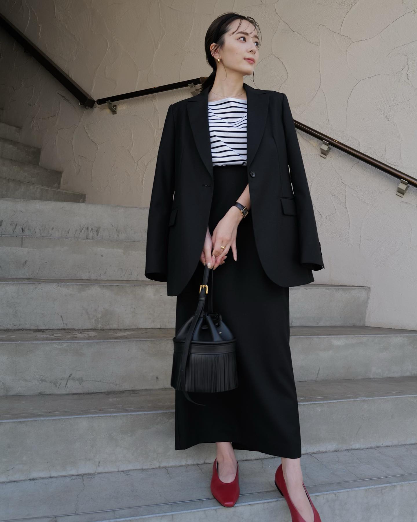 10 cách phối áo blazer đen để năm mới mặc đẹp hơn- Ảnh 2. 10 cách phối áo blazer đen để năm mới mặc đẹp hơn- Ảnh 2.
