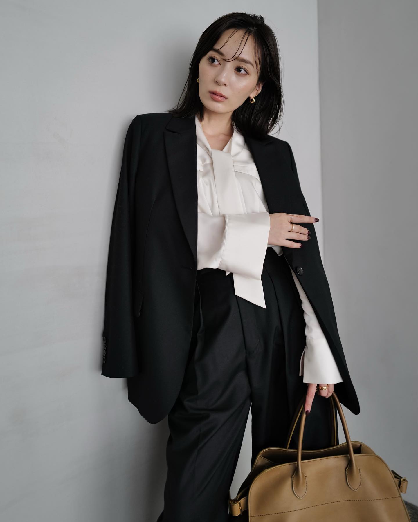 10 cách phối áo blazer đen để năm mới mặc đẹp hơn- Ảnh 3. 10 cách phối áo blazer đen để năm mới mặc đẹp hơn- Ảnh 3.