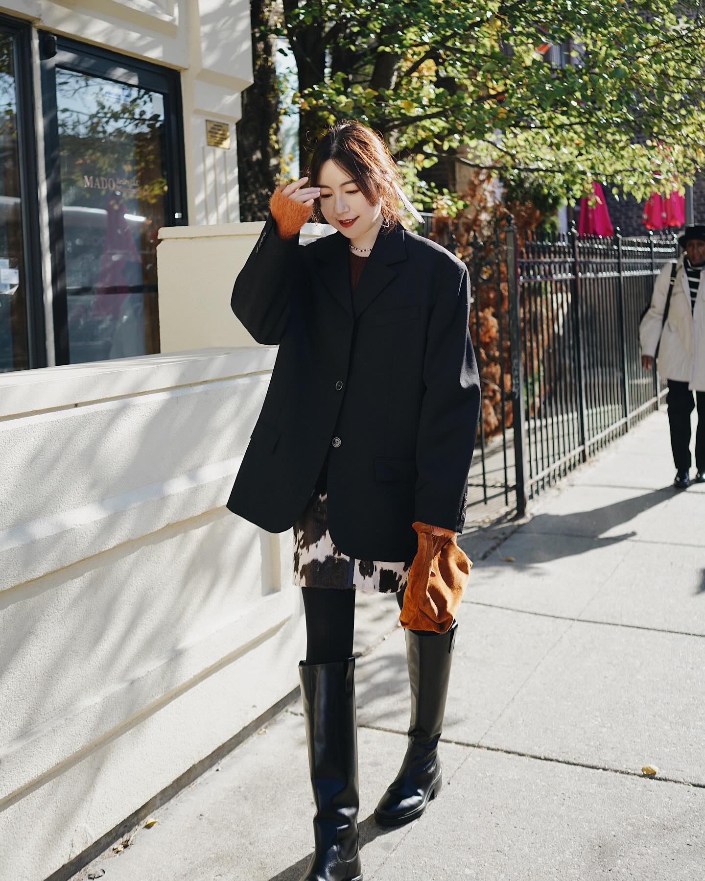 10 cách phối áo blazer đen để năm mới mặc đẹp hơn- Ảnh 5. 10 cách phối áo blazer đen để năm mới mặc đẹp hơn- Ảnh 5.