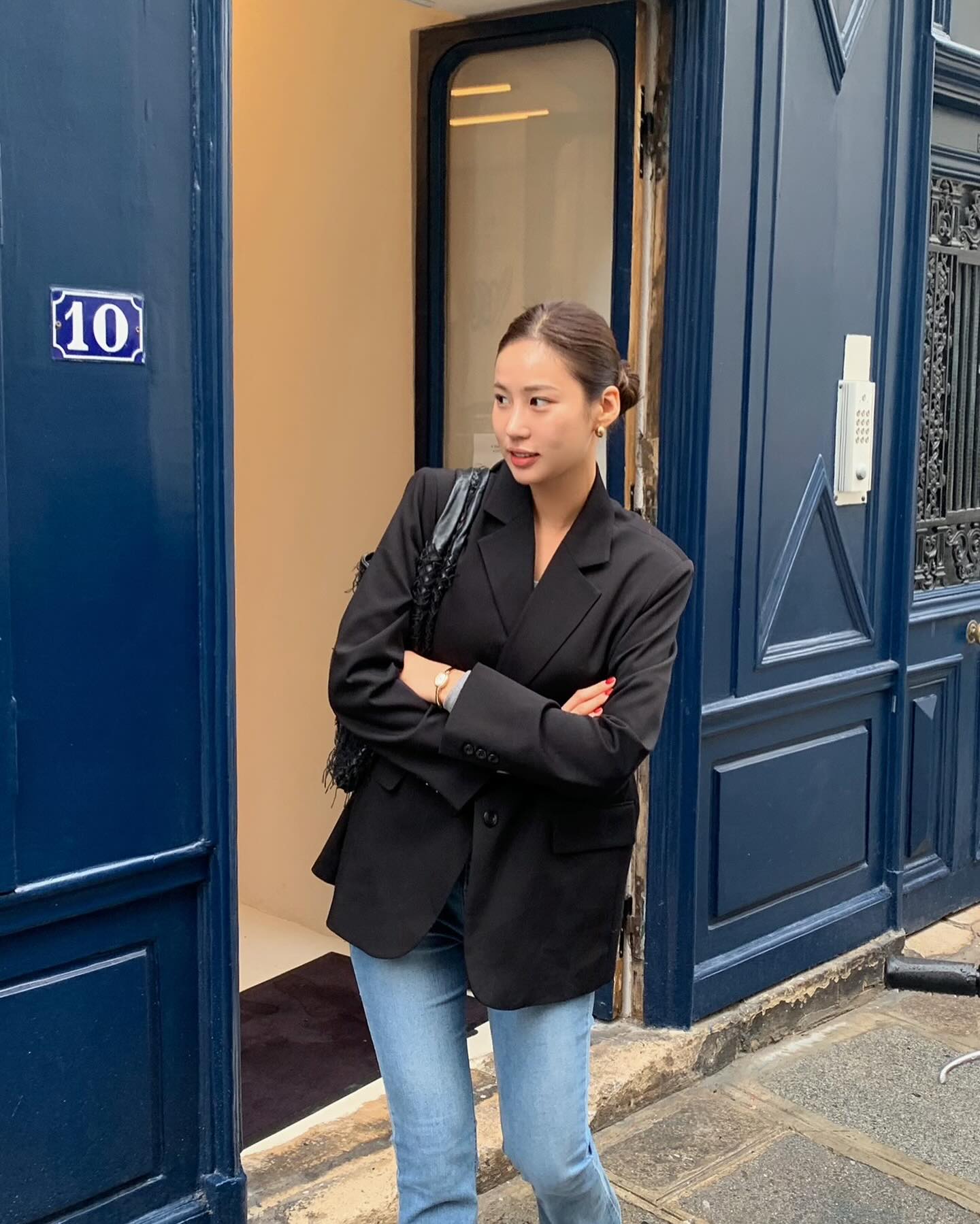 10 cách phối áo blazer đen để năm mới mặc đẹp hơn- Ảnh 6. 10 cách phối áo blazer đen để năm mới mặc đẹp hơn- Ảnh 6.
