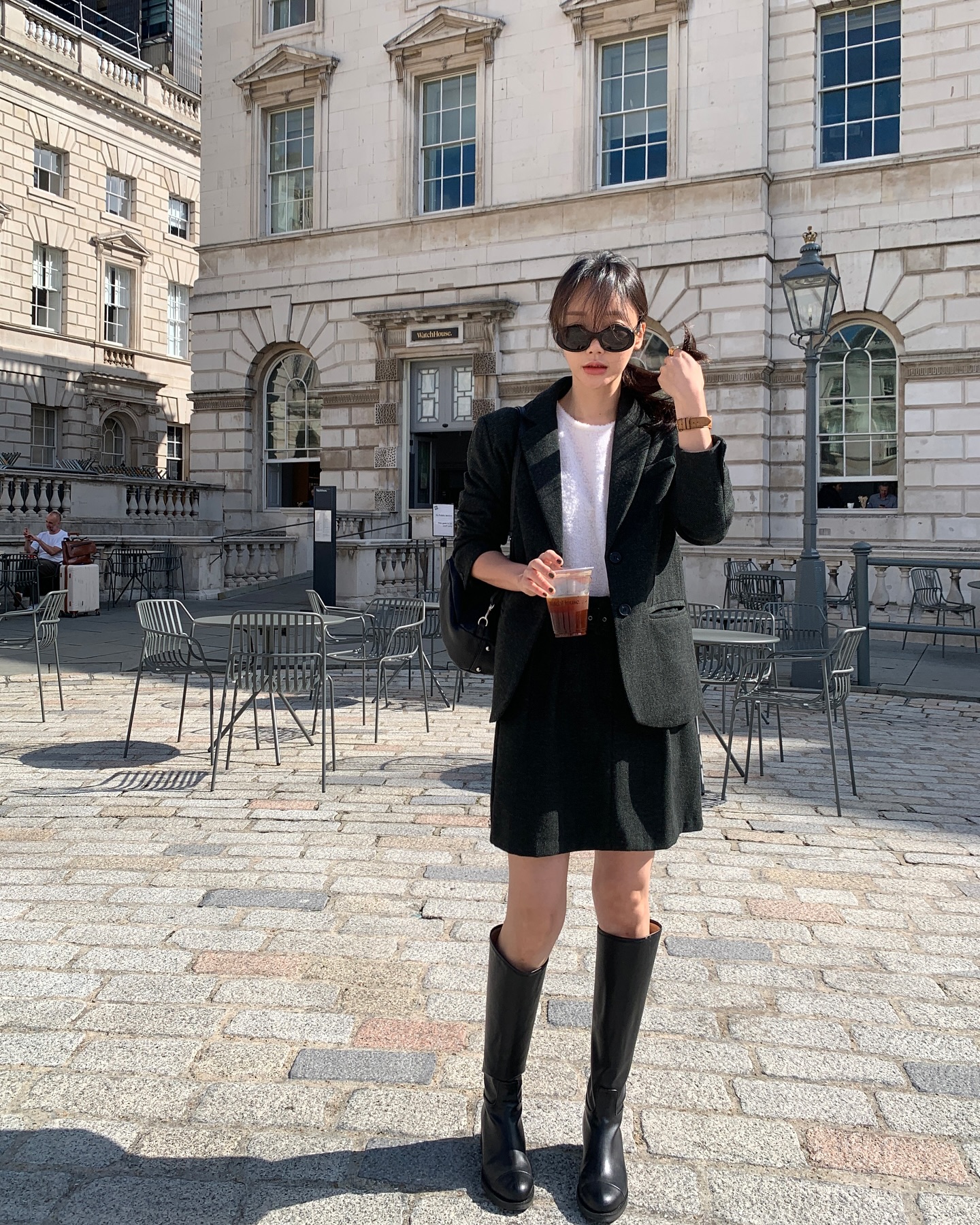 10 cách phối áo blazer đen để năm mới mặc đẹp hơn- Ảnh 7. 10 cách phối áo blazer đen để năm mới mặc đẹp hơn- Ảnh 7.