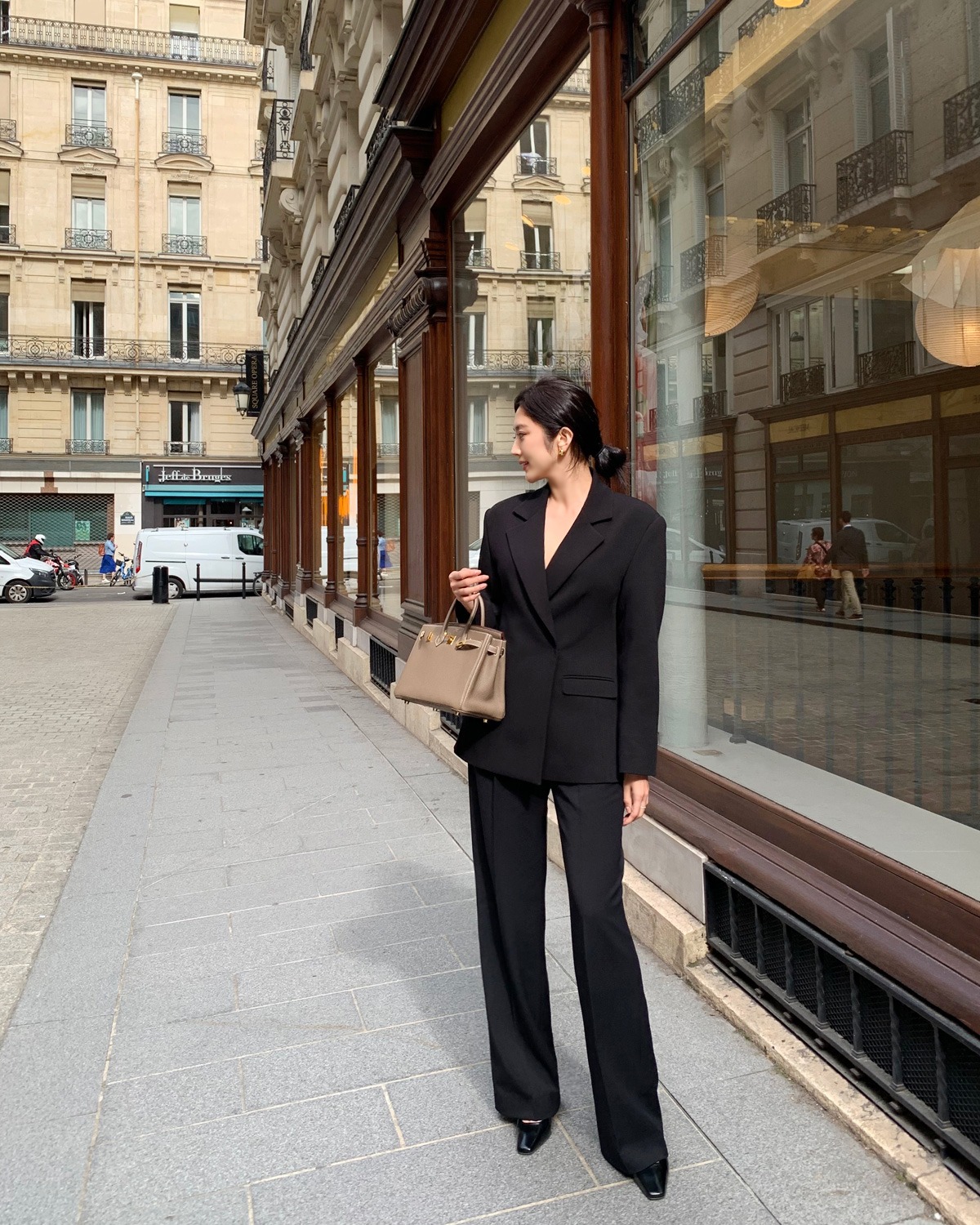 10 cách phối áo blazer đen để năm mới mặc đẹp hơn- Ảnh 8. 10 cách phối áo blazer đen để năm mới mặc đẹp hơn- Ảnh 8.