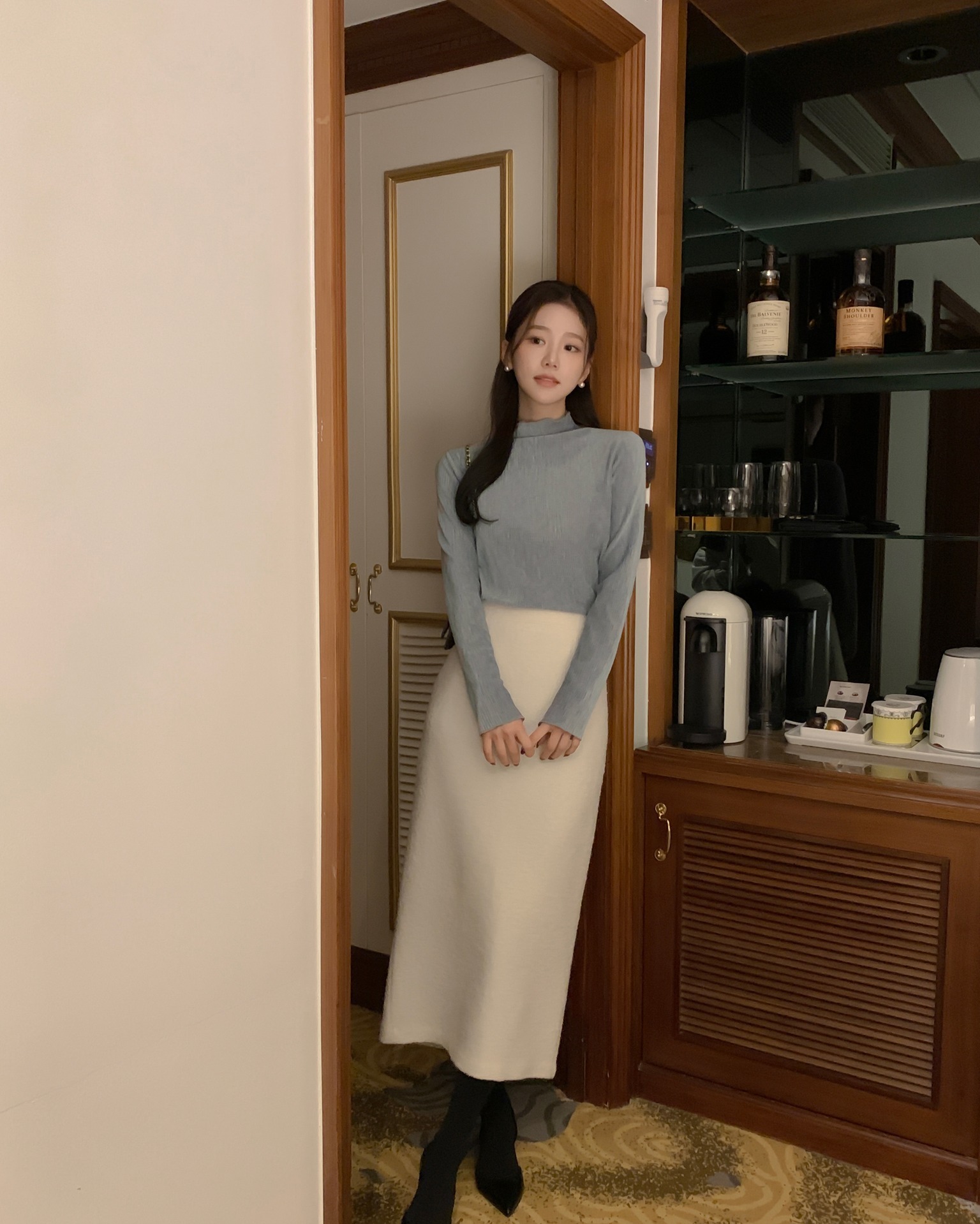 Mặc chân váy suông thật đẹp với 10 cách phối đồ đơn giản- Ảnh 3. Mặc chân váy suông thật đẹp với 10 cách phối đồ đơn giản- Ảnh 3.