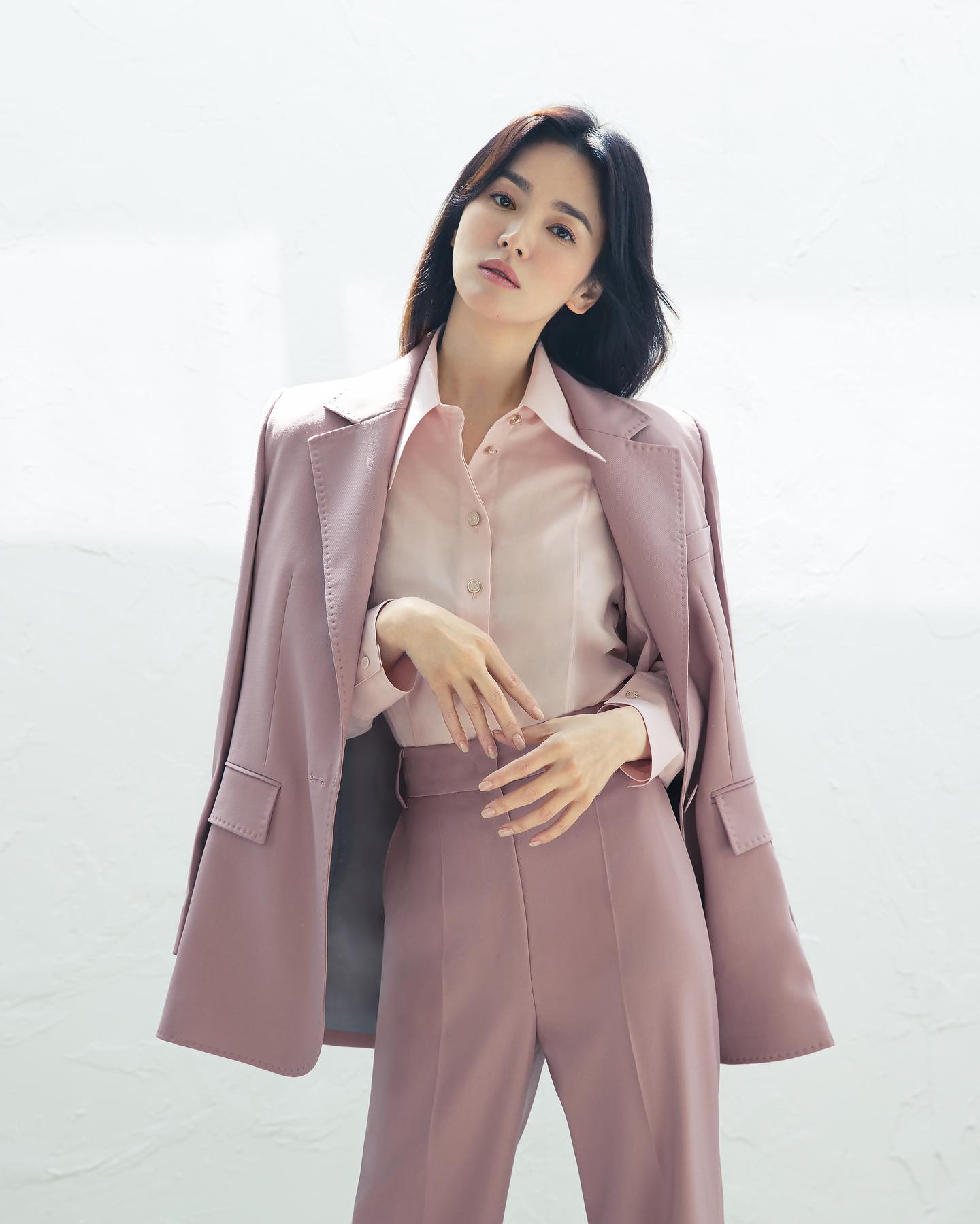 10 cách mặc áo khoác sáng màu giúp phụ nữ trên 40 tuổi nổi bật với vẻ ngoài trẻ trung- Ảnh 8. 10 cách mặc áo khoác sáng màu giúp phụ nữ trên 40 tuổi nổi bật với vẻ ngoài trẻ trung- Ảnh 8.