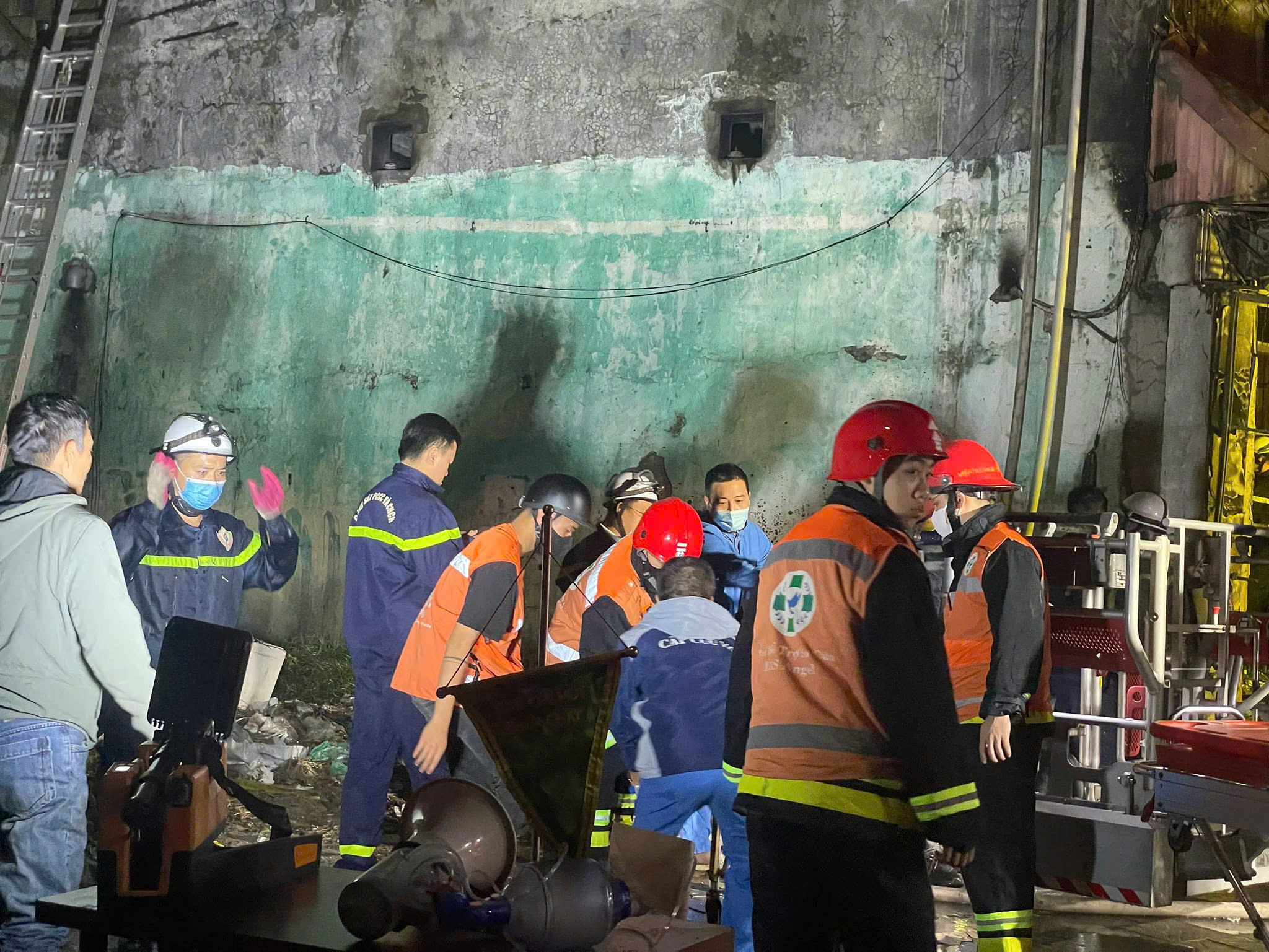 11 người tử vong trong đám cháy ở Phạm Văn Đồng, chuyên gia chỉ cách thoát nạn khi cháy nhà cao tầng, chuồng cọp- Ảnh 5.