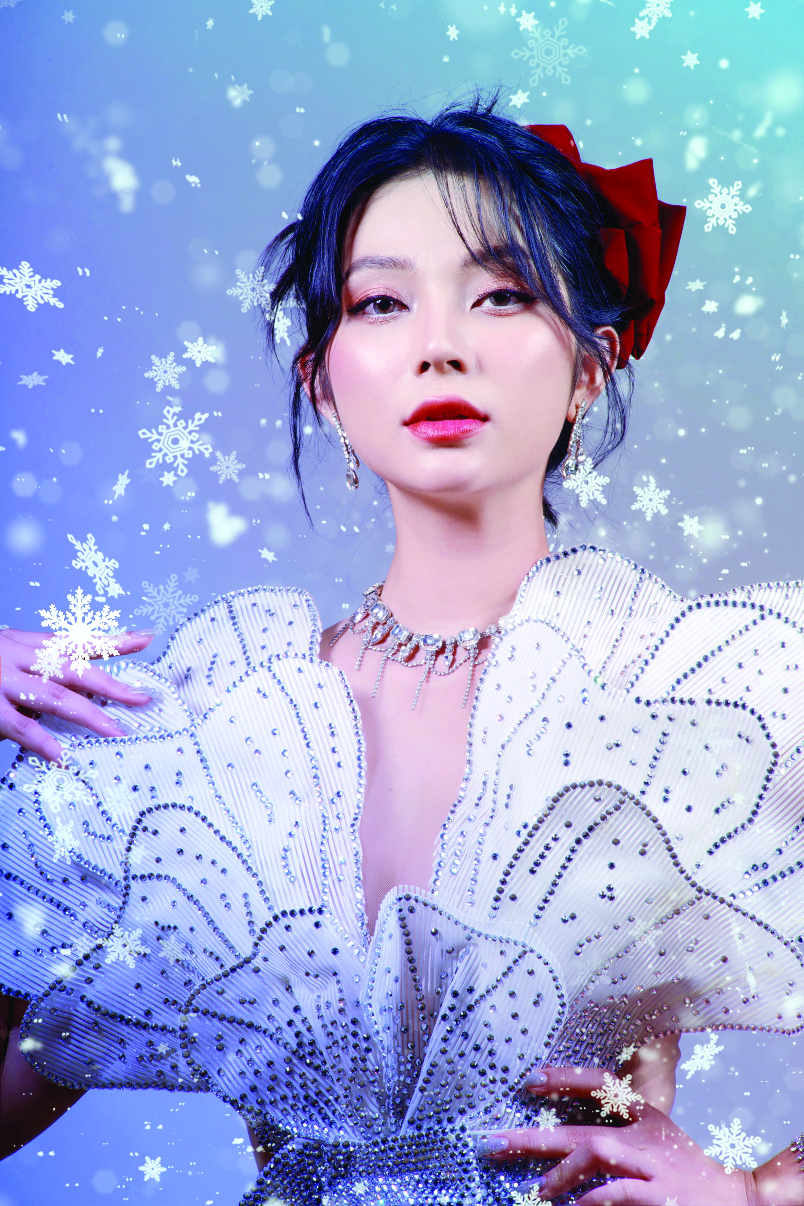 Trang điểm đón Noel theo style "Cô nàng băng giá"- Ảnh 1. Trang điểm đón Noel theo style "Cô nàng băng giá"- Ảnh 1.