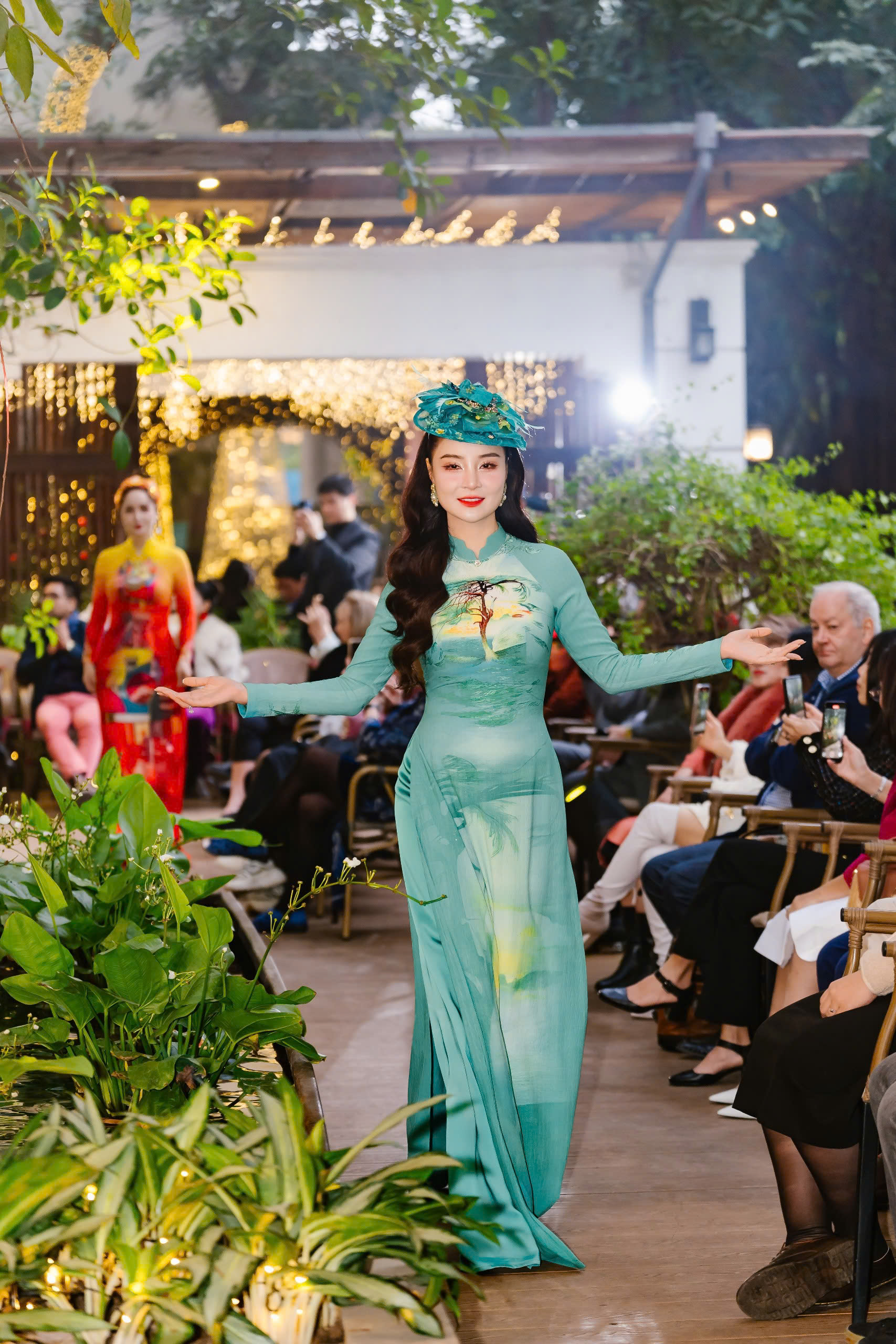 Mai Thu Huyền và chị gái diễn áo dài gây quỹ ủng hộ những hoàn cảnh khó khăn- Ảnh 2. Mai Thu Huyền và chị gái diễn áo dài gây quỹ ủng hộ những hoàn cảnh khó khăn- Ảnh 2.