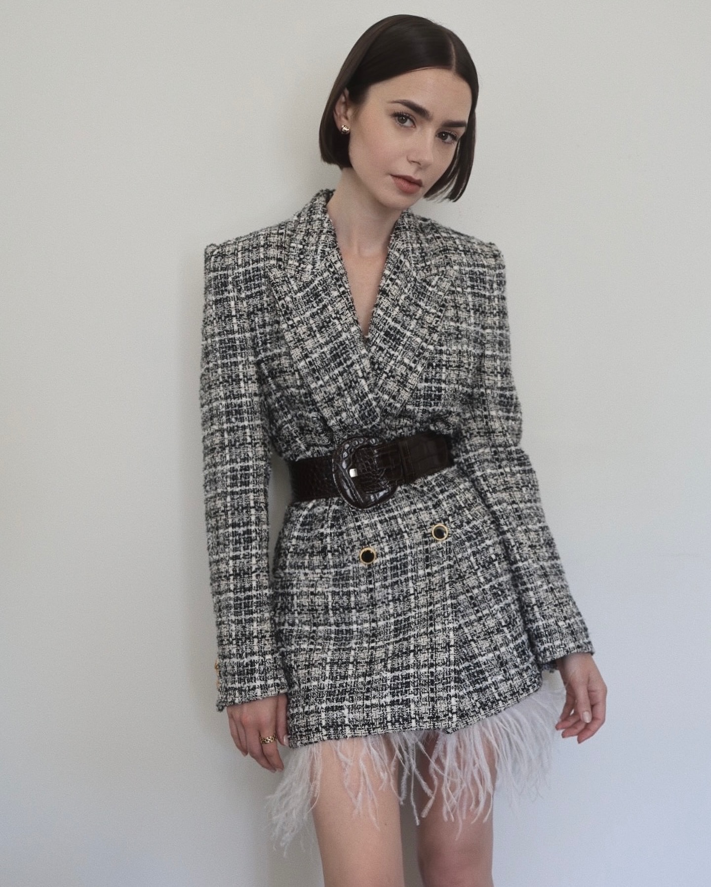Lily Collins gợi ý những cách mặc áo blazer nổi bật cho độ tuổi U40- Ảnh 6. Lily Collins gợi ý những cách mặc áo blazer nổi bật cho độ tuổi U40- Ảnh 6.