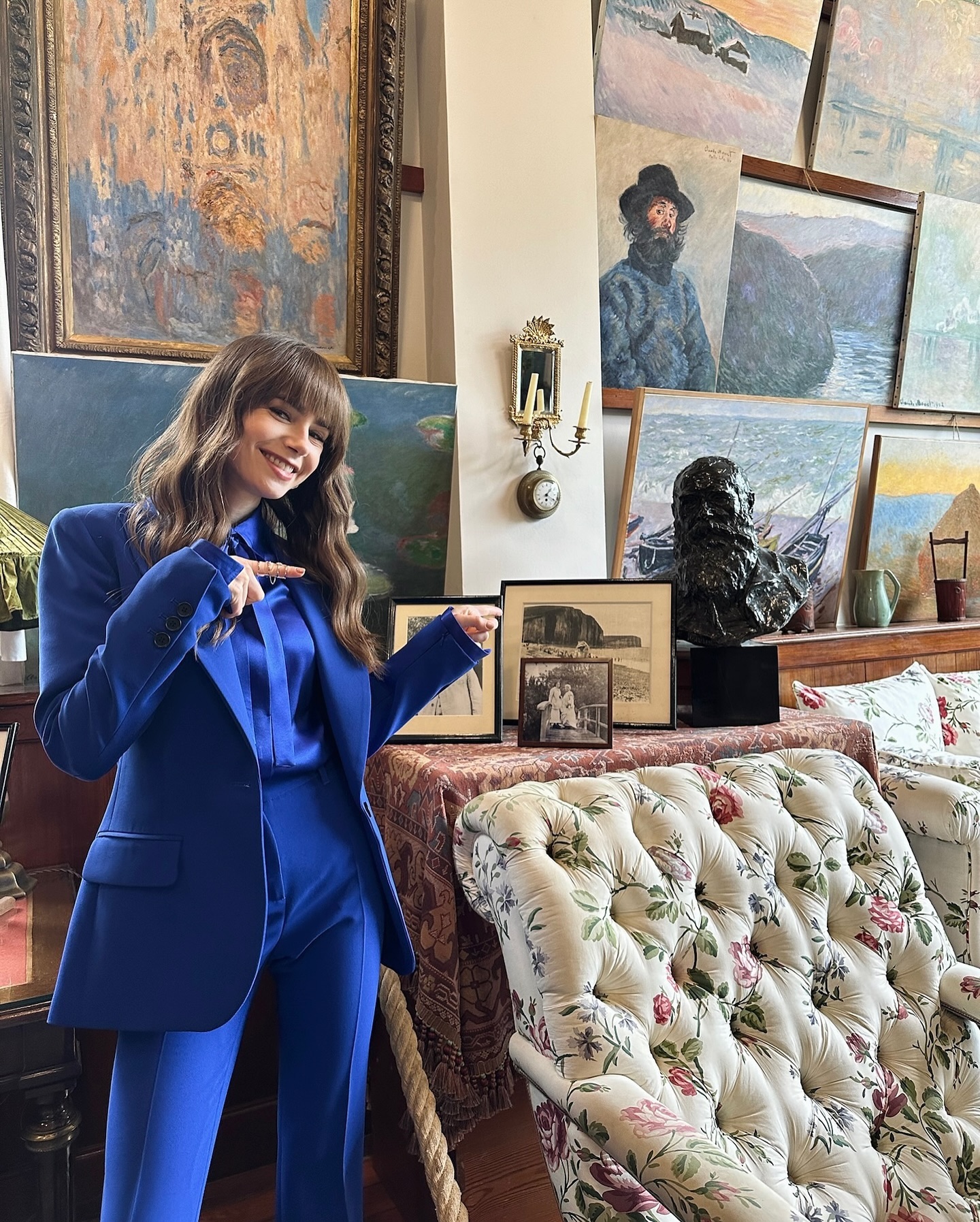 Lily Collins gợi ý những cách mặc áo blazer nổi bật cho độ tuổi U40- Ảnh 7. Lily Collins gợi ý những cách mặc áo blazer nổi bật cho độ tuổi U40- Ảnh 7.