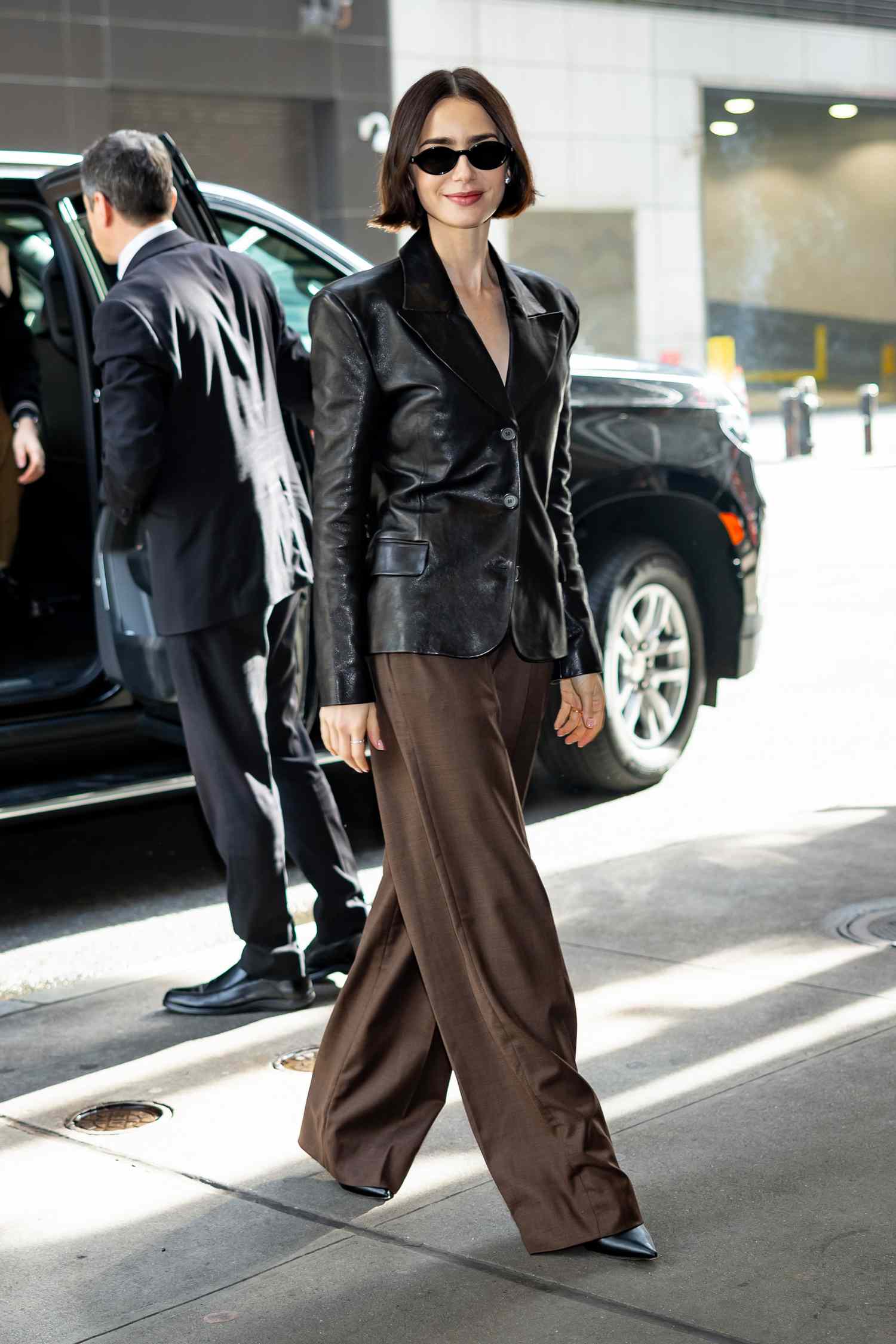 Lily Collins gợi ý những cách mặc áo blazer nổi bật cho độ tuổi U40- Ảnh 1. Lily Collins gợi ý những cách mặc áo blazer nổi bật cho độ tuổi U40- Ảnh 1.