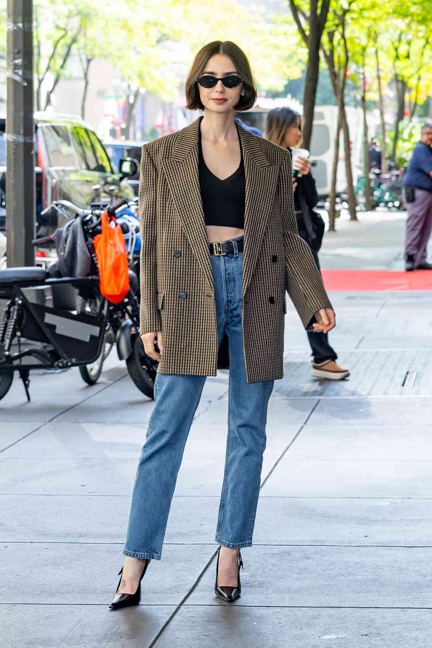 Lily Collins gợi ý những cách mặc áo blazer nổi bật cho độ tuổi U40- Ảnh 2. Lily Collins gợi ý những cách mặc áo blazer nổi bật cho độ tuổi U40- Ảnh 2.