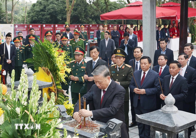 Tổng Bí thư Tô Lâm dâng hương tại Khu Di tích Quốc gia Đặc biệt Ngã ba Đồng Lộc- Ảnh 4.