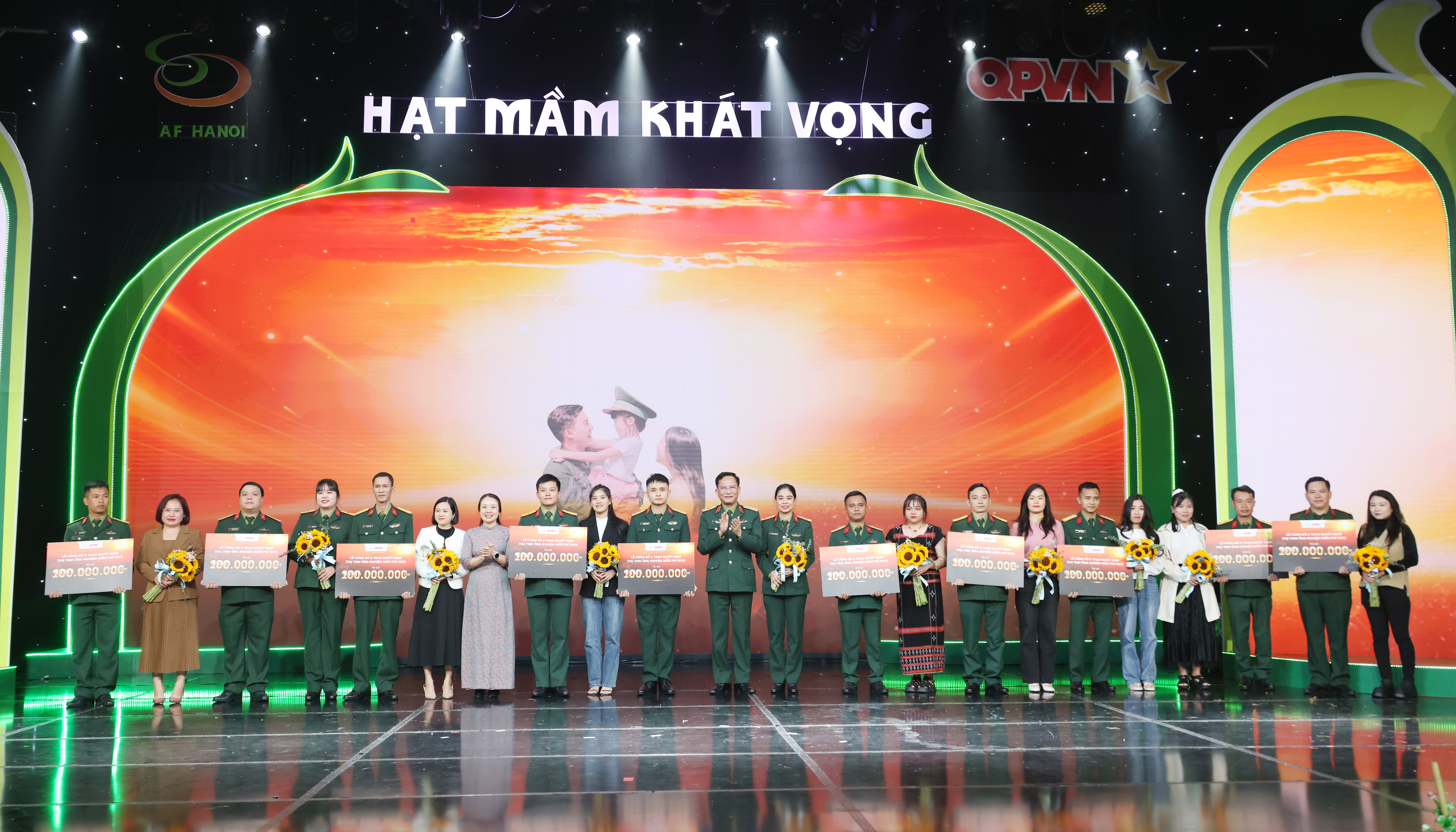 Xúc động đêm gala "Hạt mầm khát vọng"- Ảnh 2. Xúc động đêm gala "Hạt mầm khát vọng"- Ảnh 2.