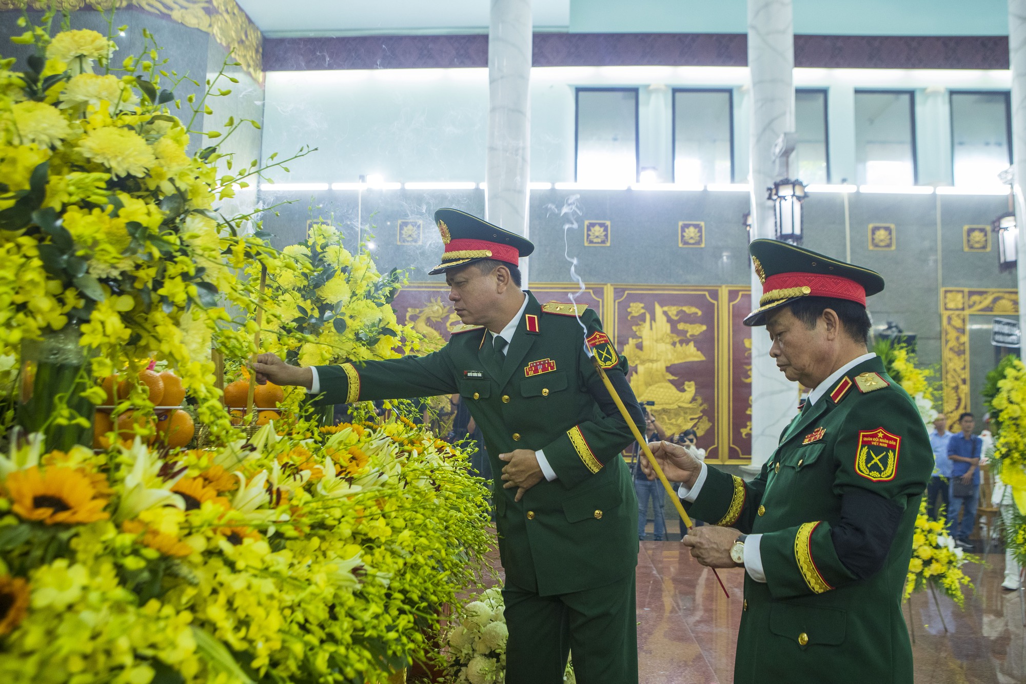 Lễ viếng 12 liệt sĩ hy sinh trong thực hiện nhiệm vụ diễn tập tác chiến phòng thủ Quân khu 7- Ảnh 9.