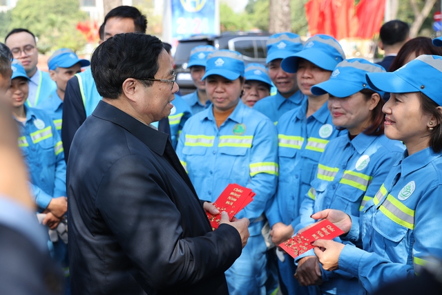 Thủ tướng thăm, tặng quà người lao động làm việc xuyên Tết- Ảnh 2.